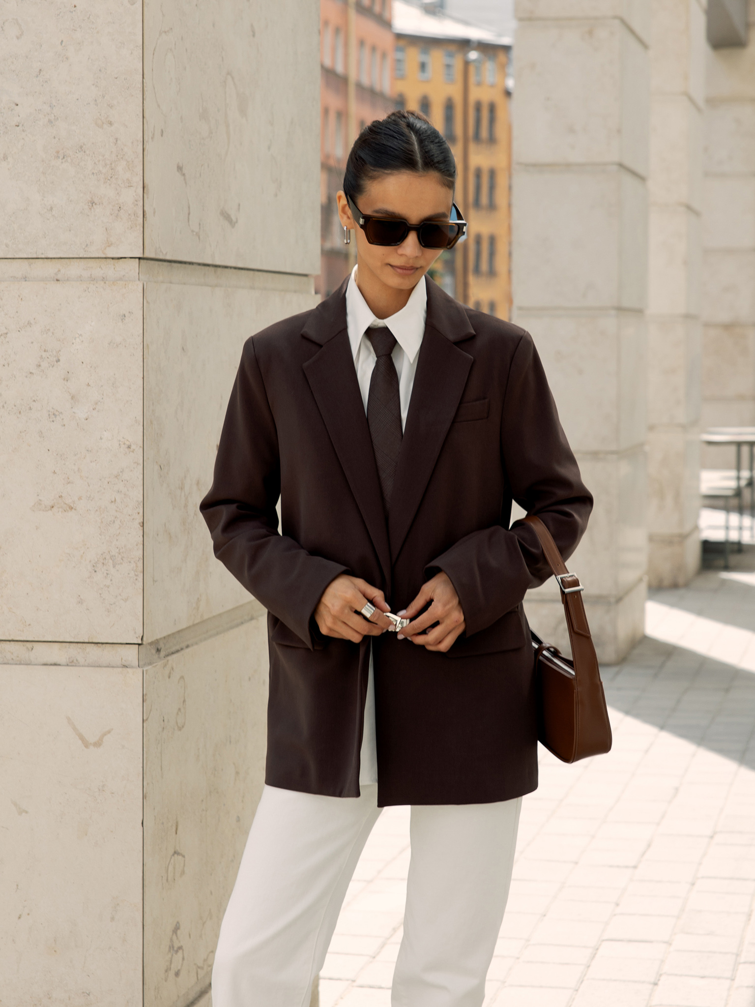 Single-breasted jacket with metal clasp