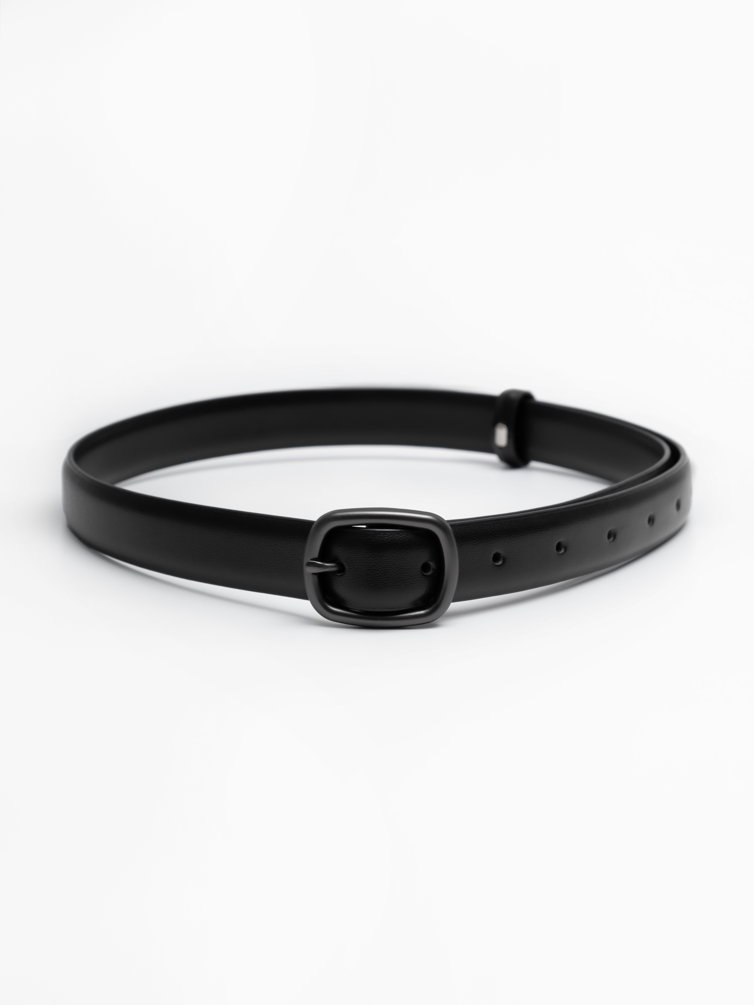 Slim leather belt with oval buckle