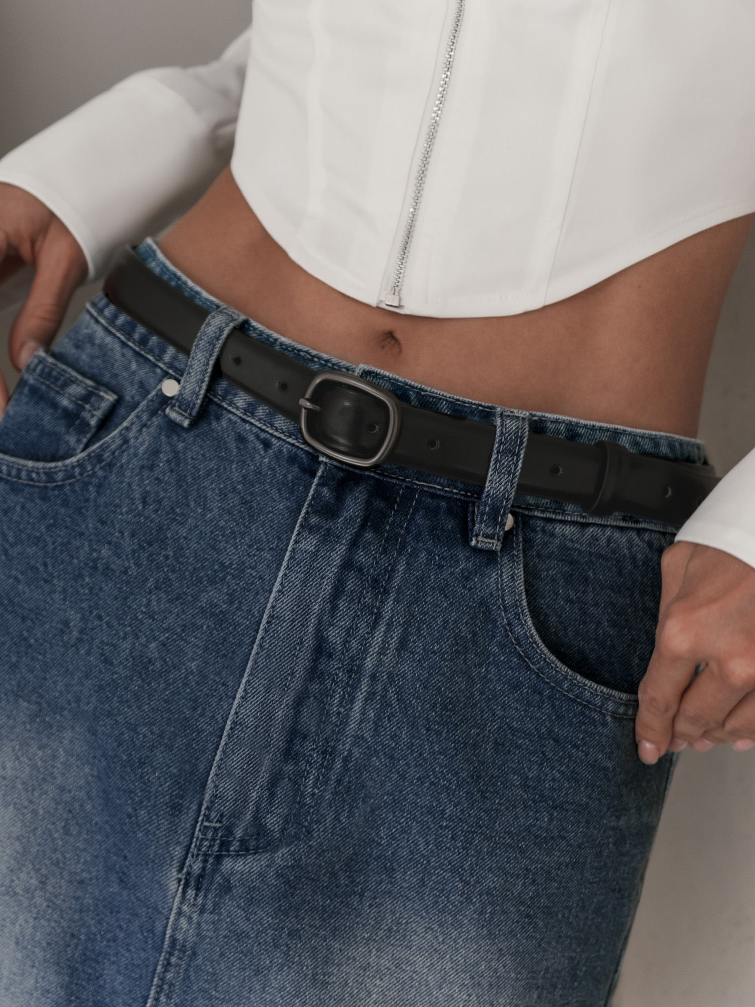Slim leather belt with oval buckle