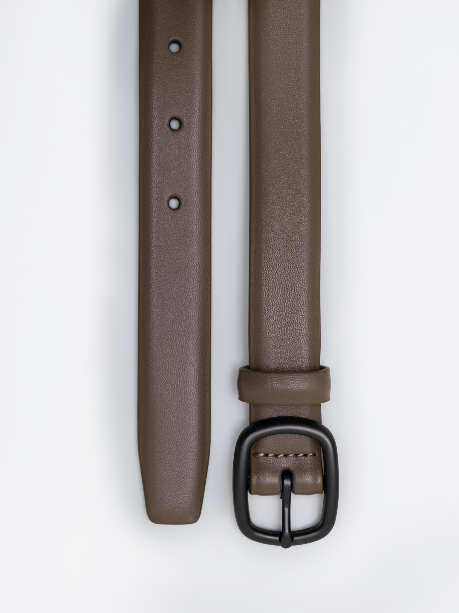 Тонкий кожаный ремень с овальной пряжкой