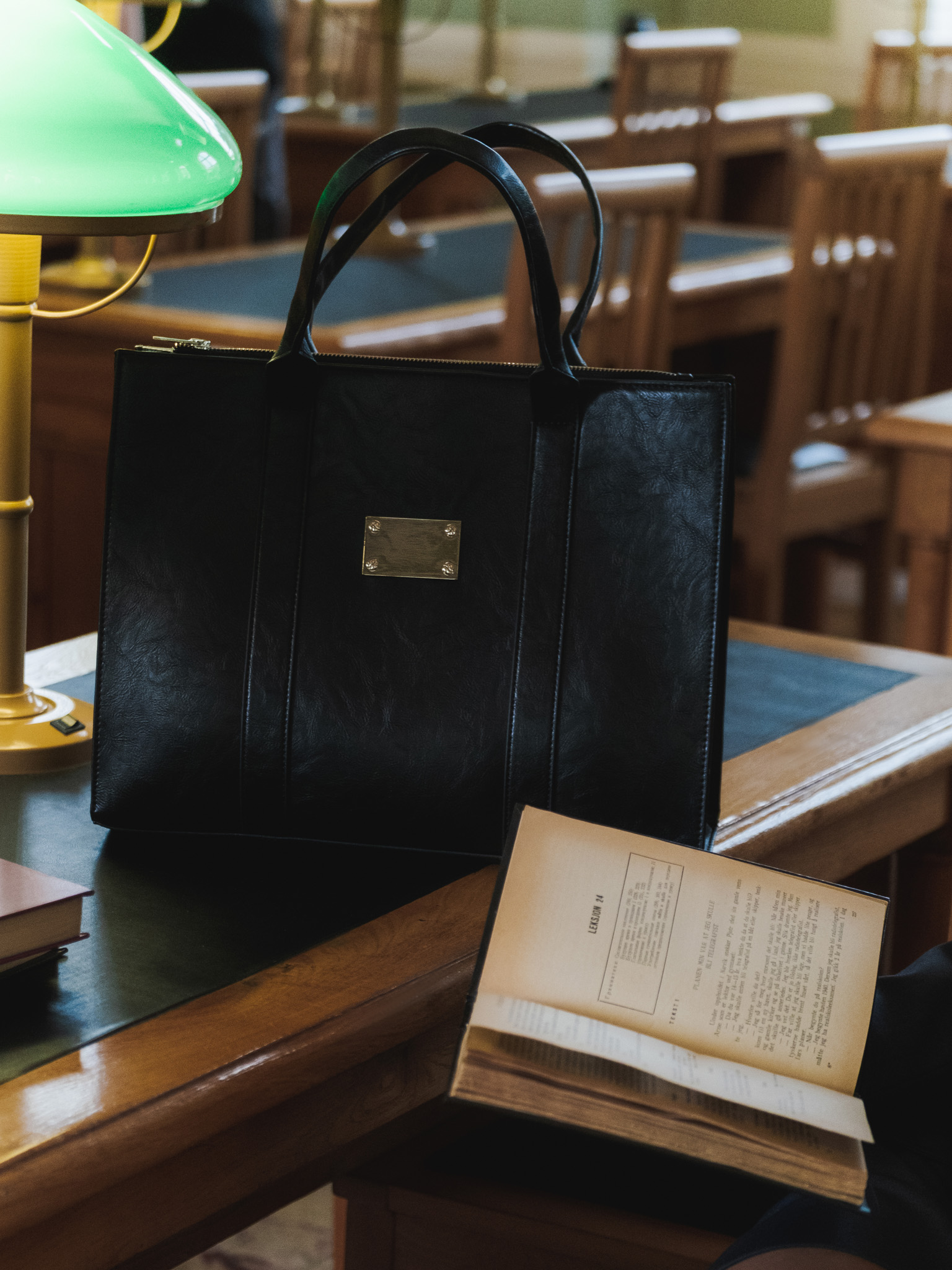 Tote bag with wide handles