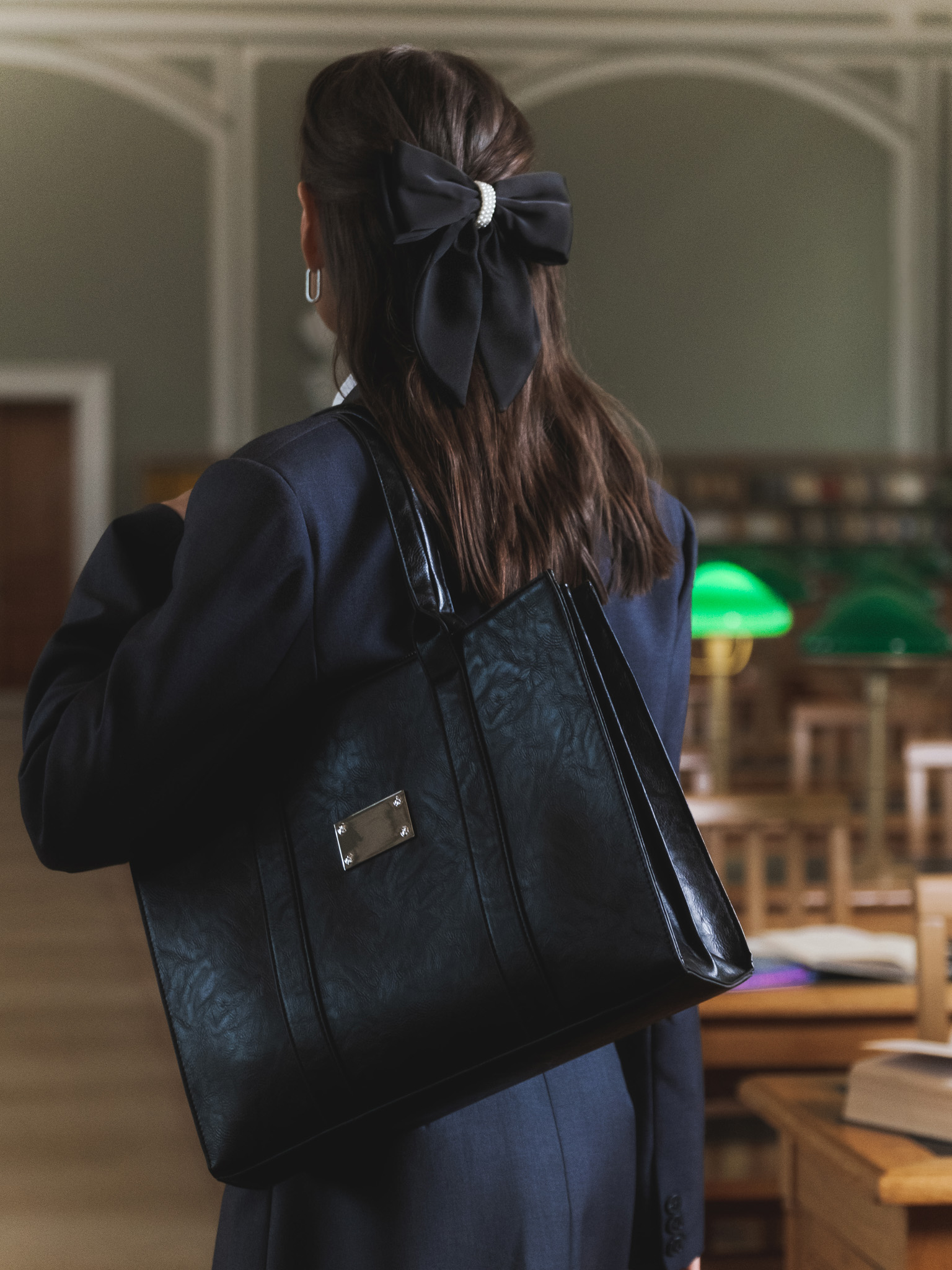 Tote bag with wide handles