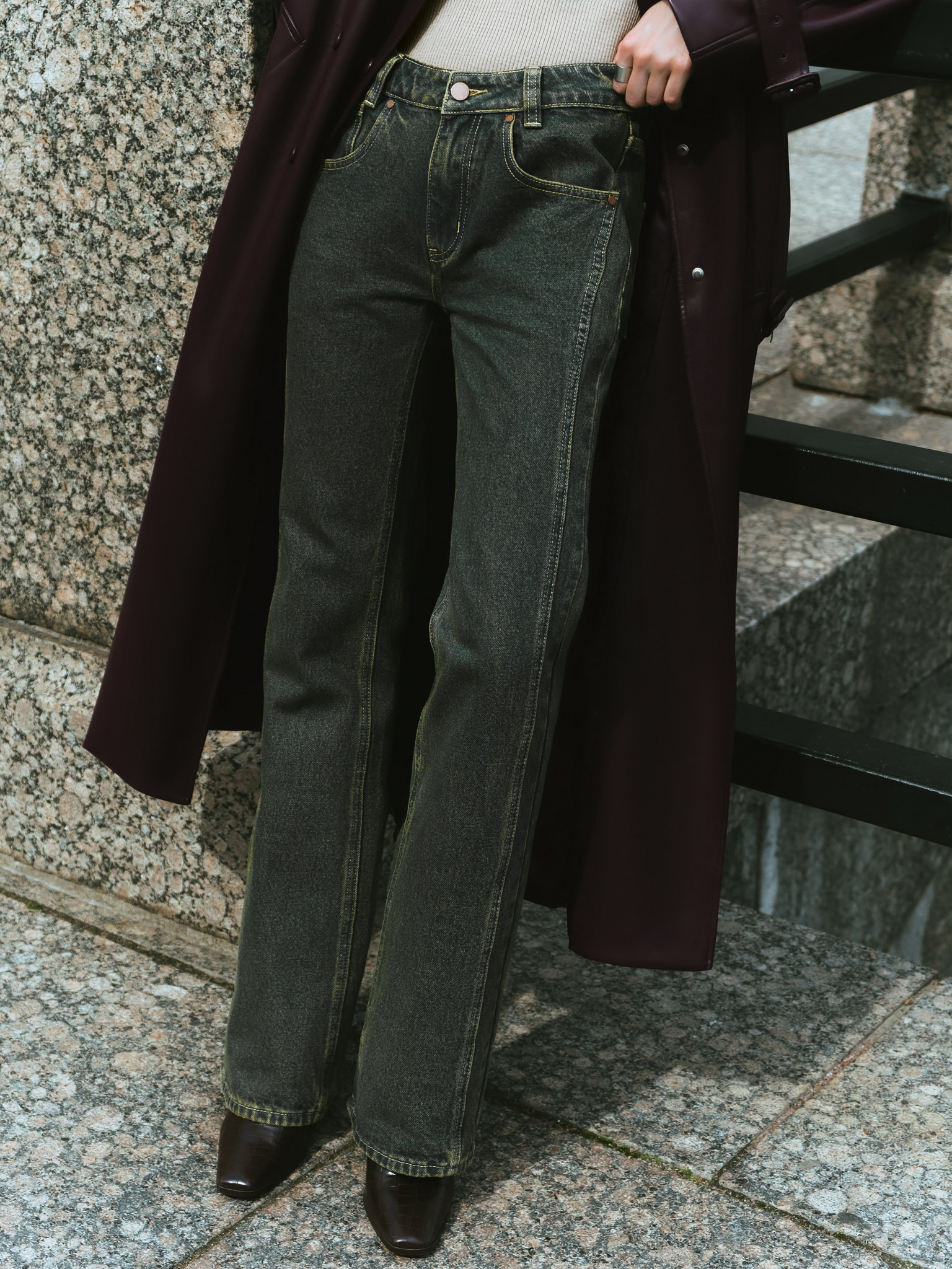 Прямые джинсы на средней посадке