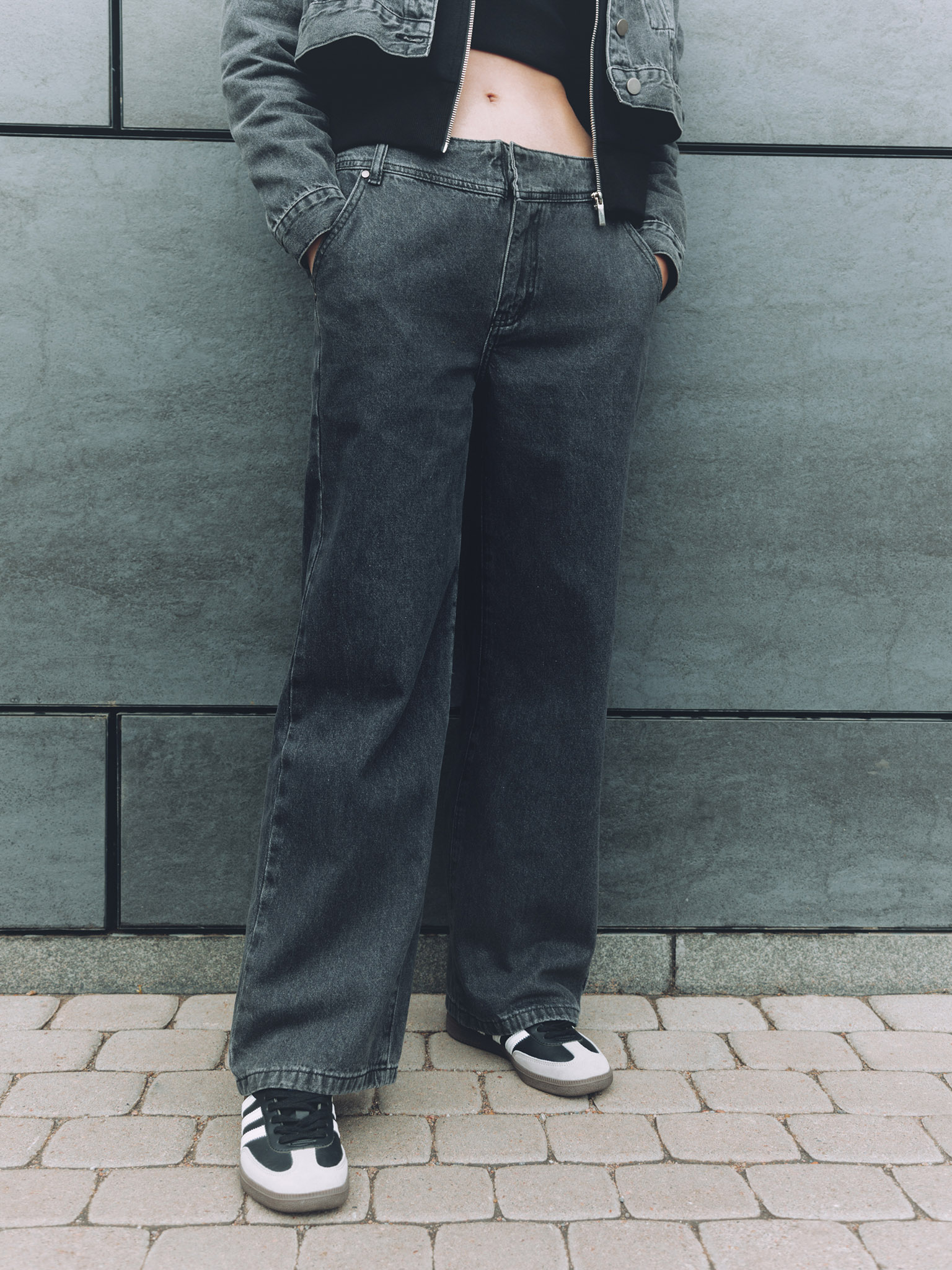 Loose low-rise jeans with wide waistband