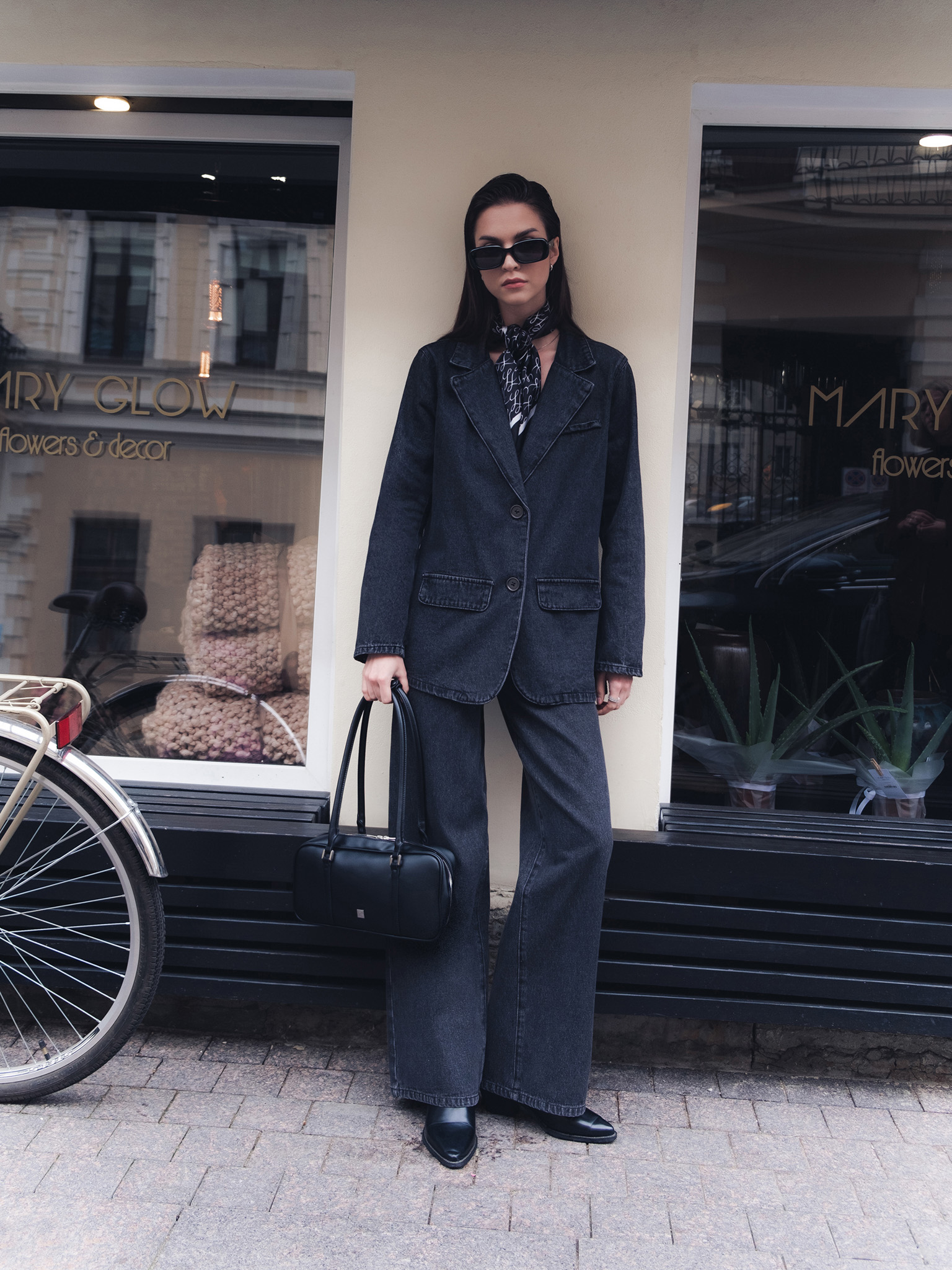 Расклешенные джинсы с широким поясом