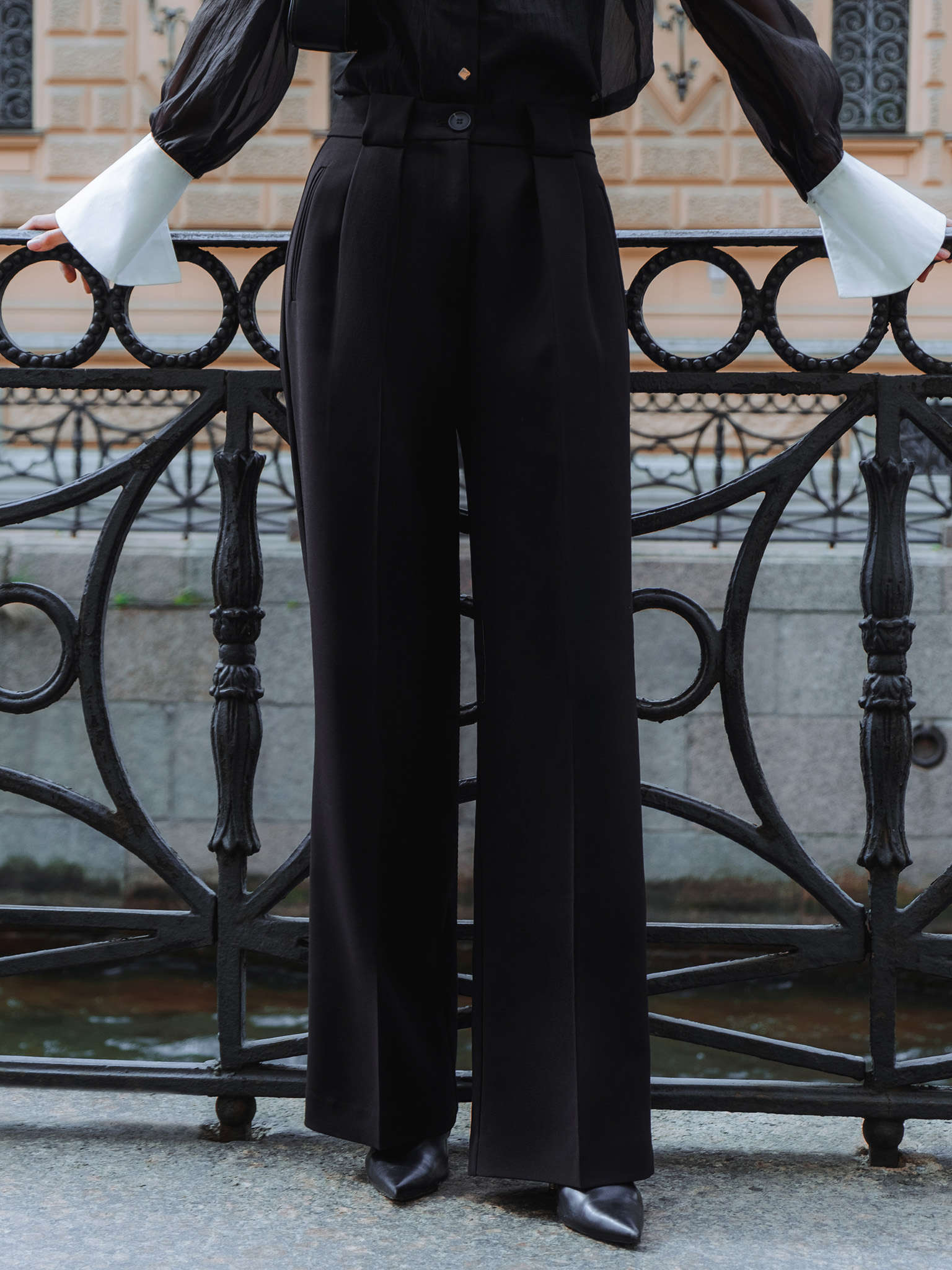 Palazzo-Hose mit Falten in der Taille und kontrastierendem Knopf 