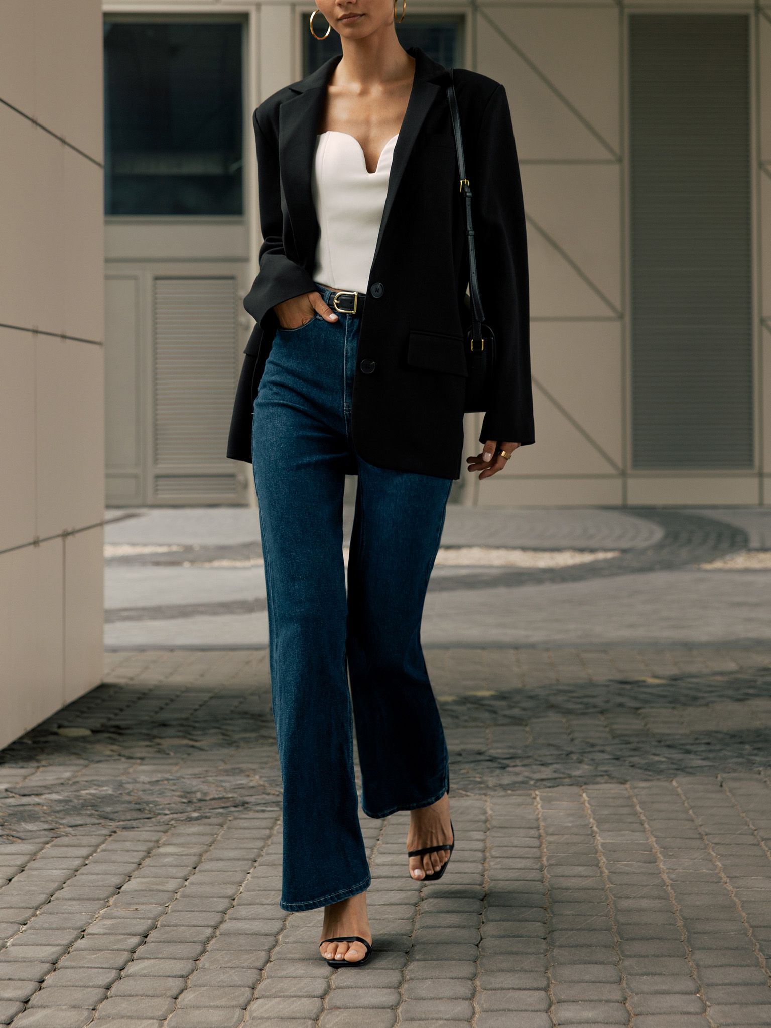 Single-breasted jacket with contrasting buttons