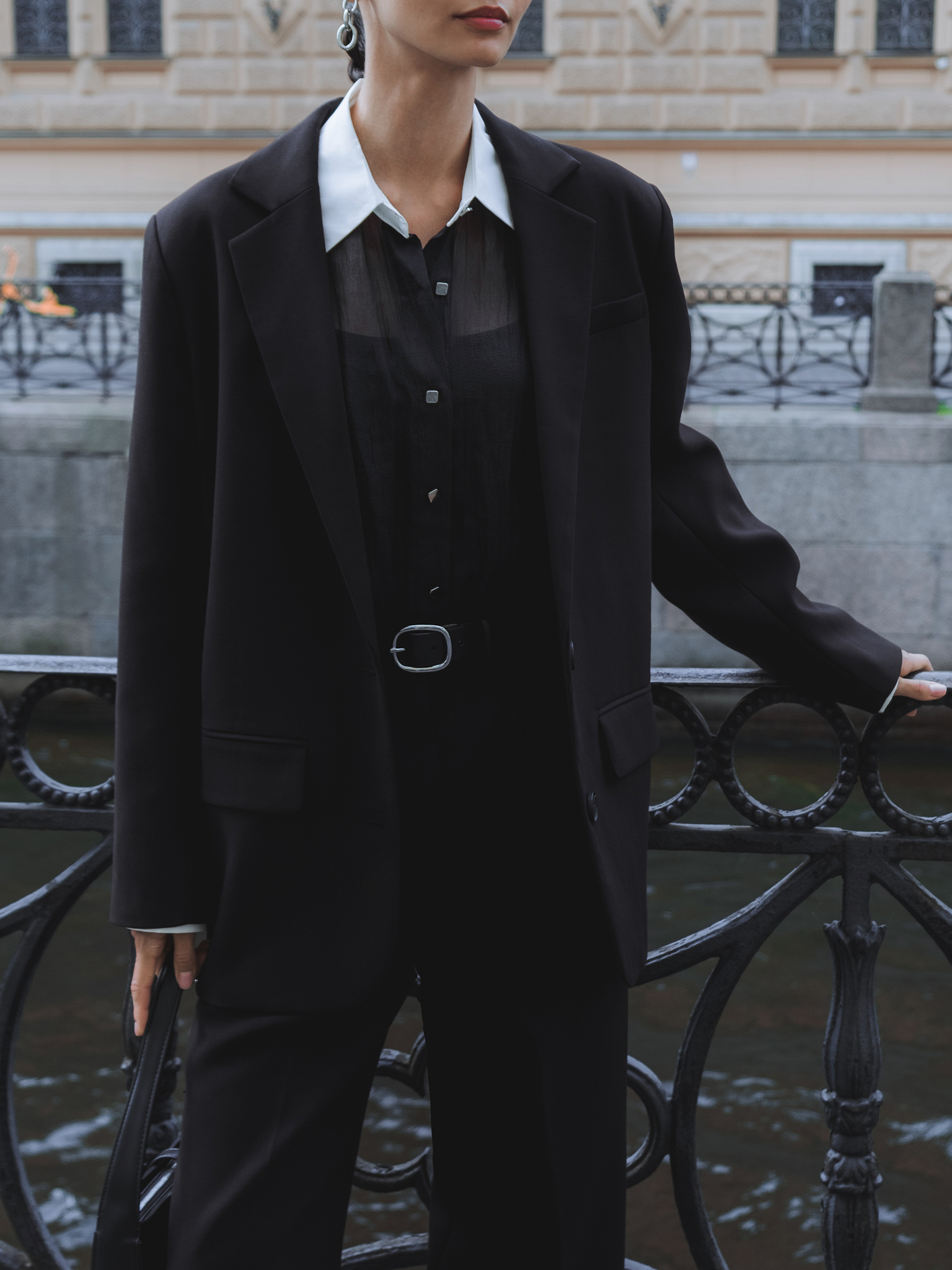 Single-breasted jacket with contrasting buttons