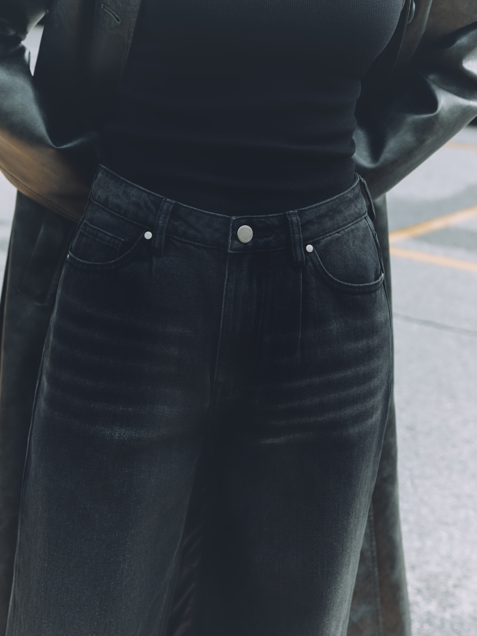 Loose high-waisted jeans