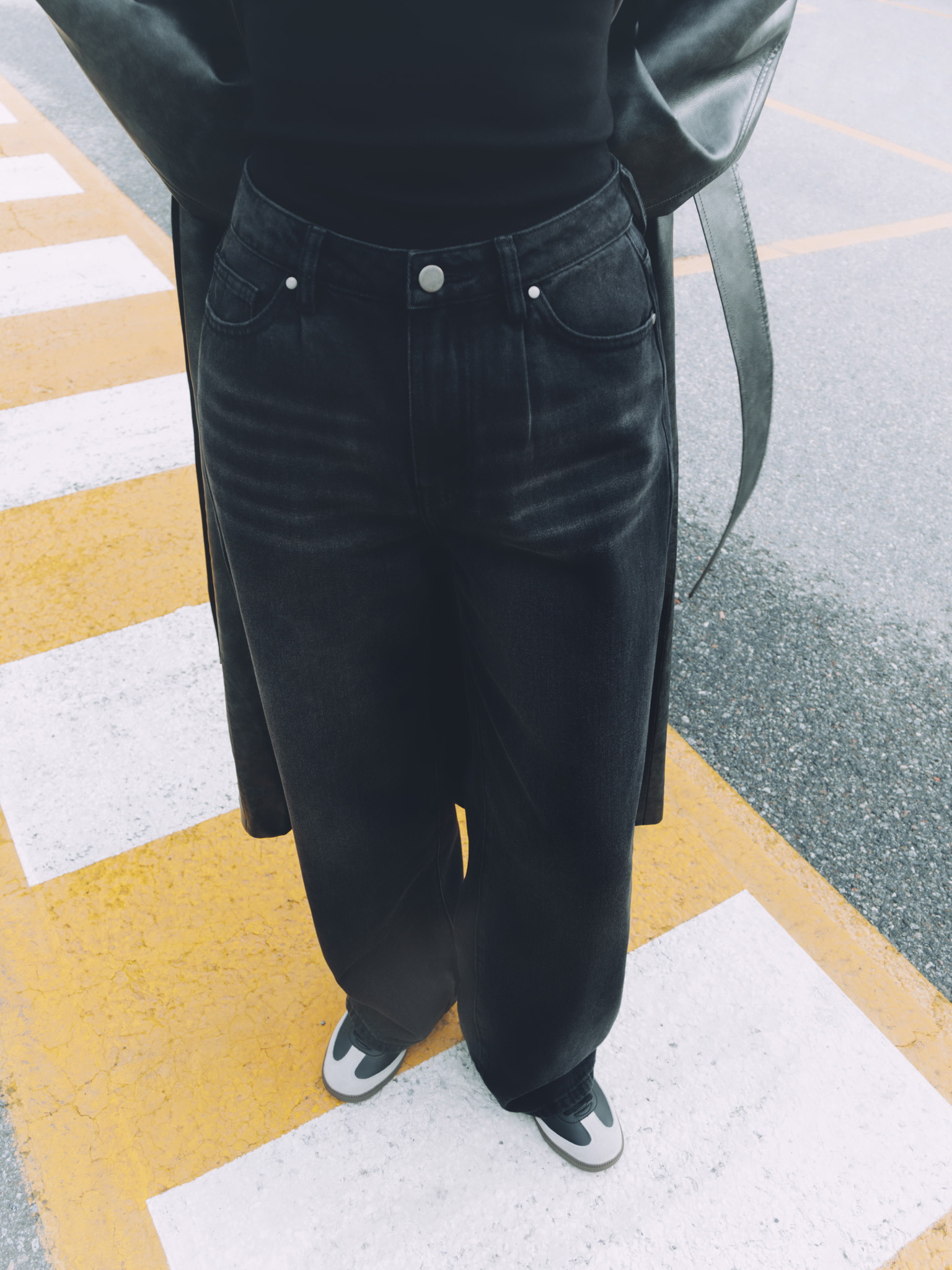 Loose high-waisted jeans