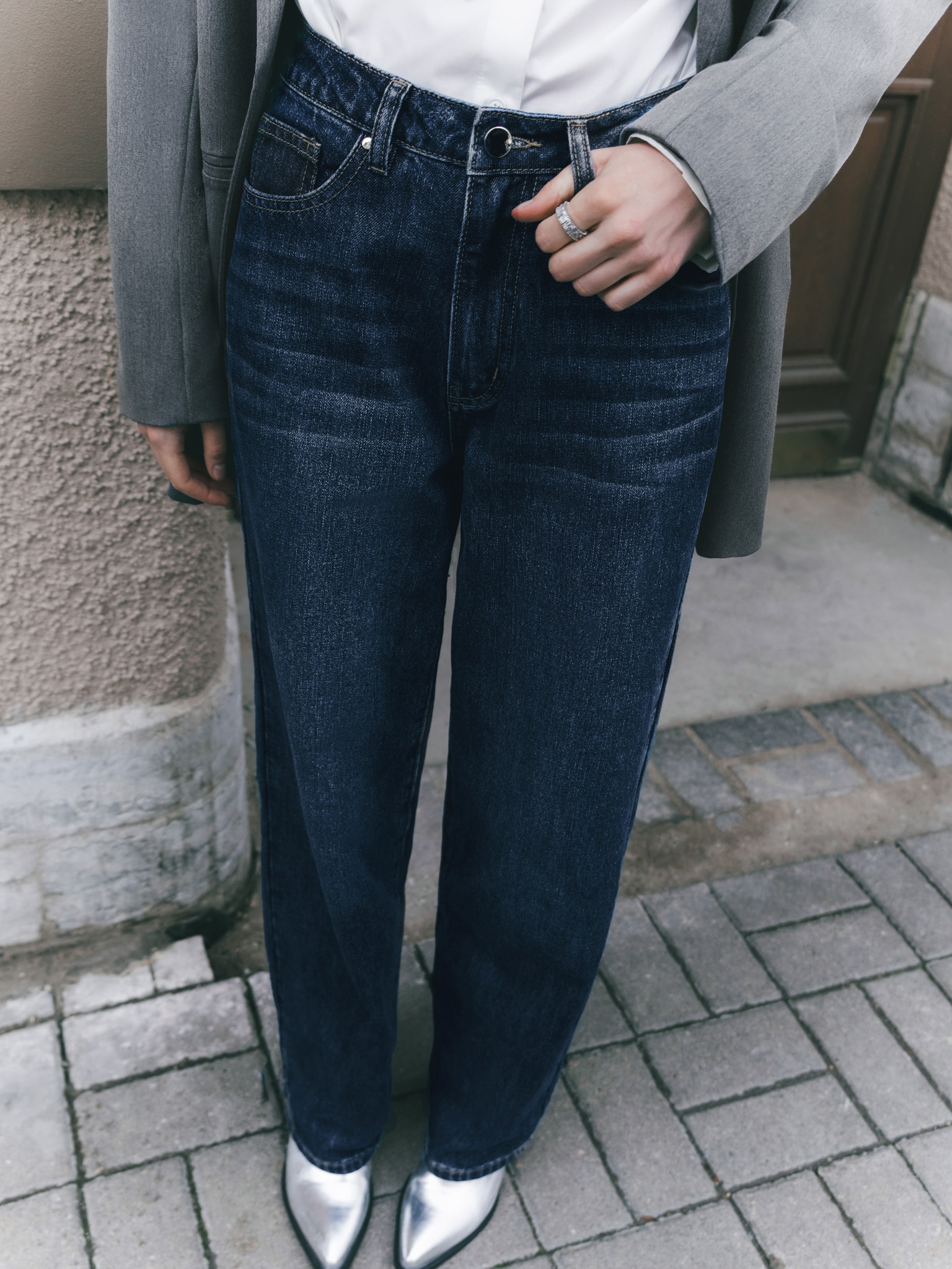 Loose low-rise jeans