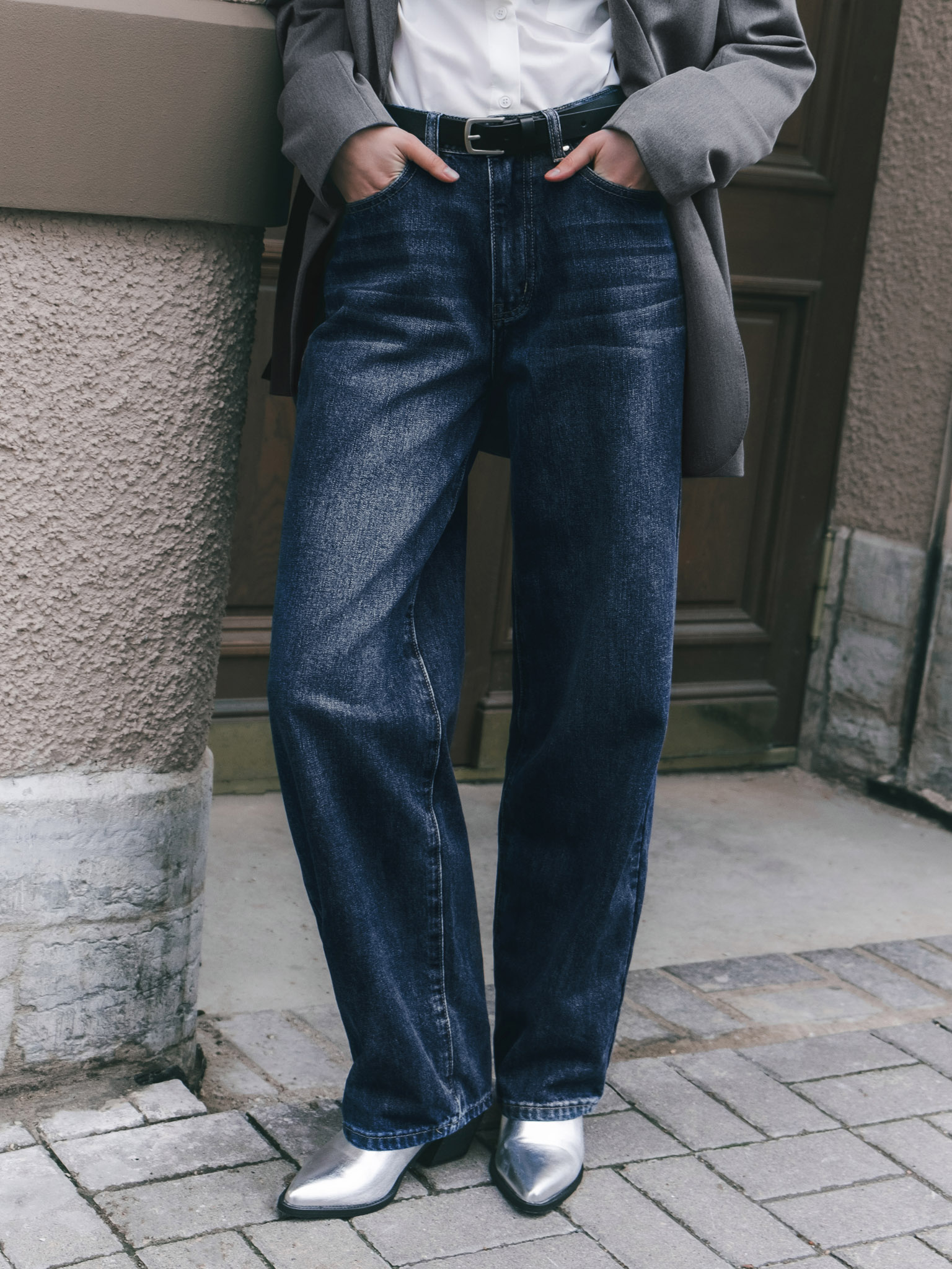 Loose low-rise jeans