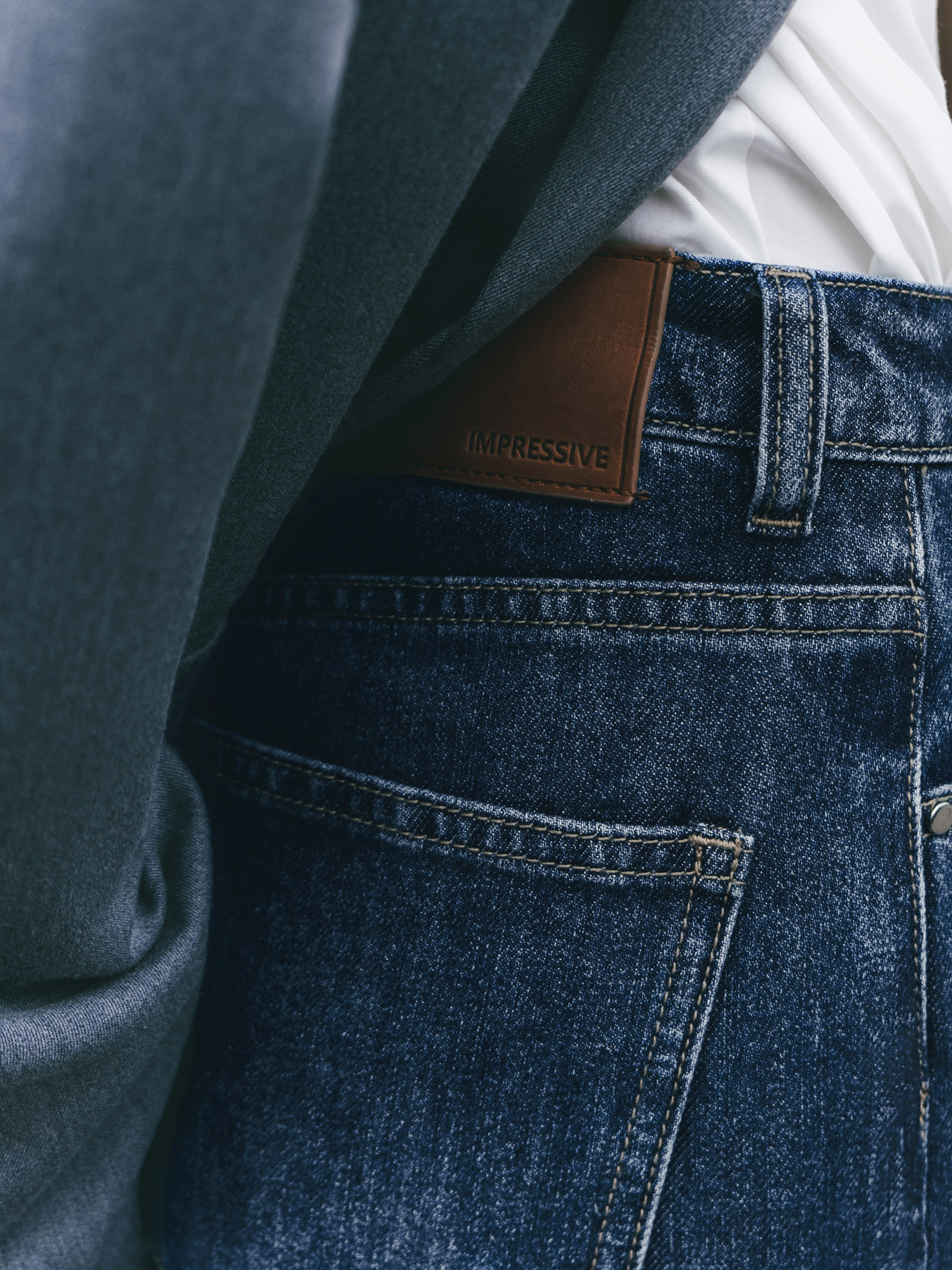 Loose low-rise jeans