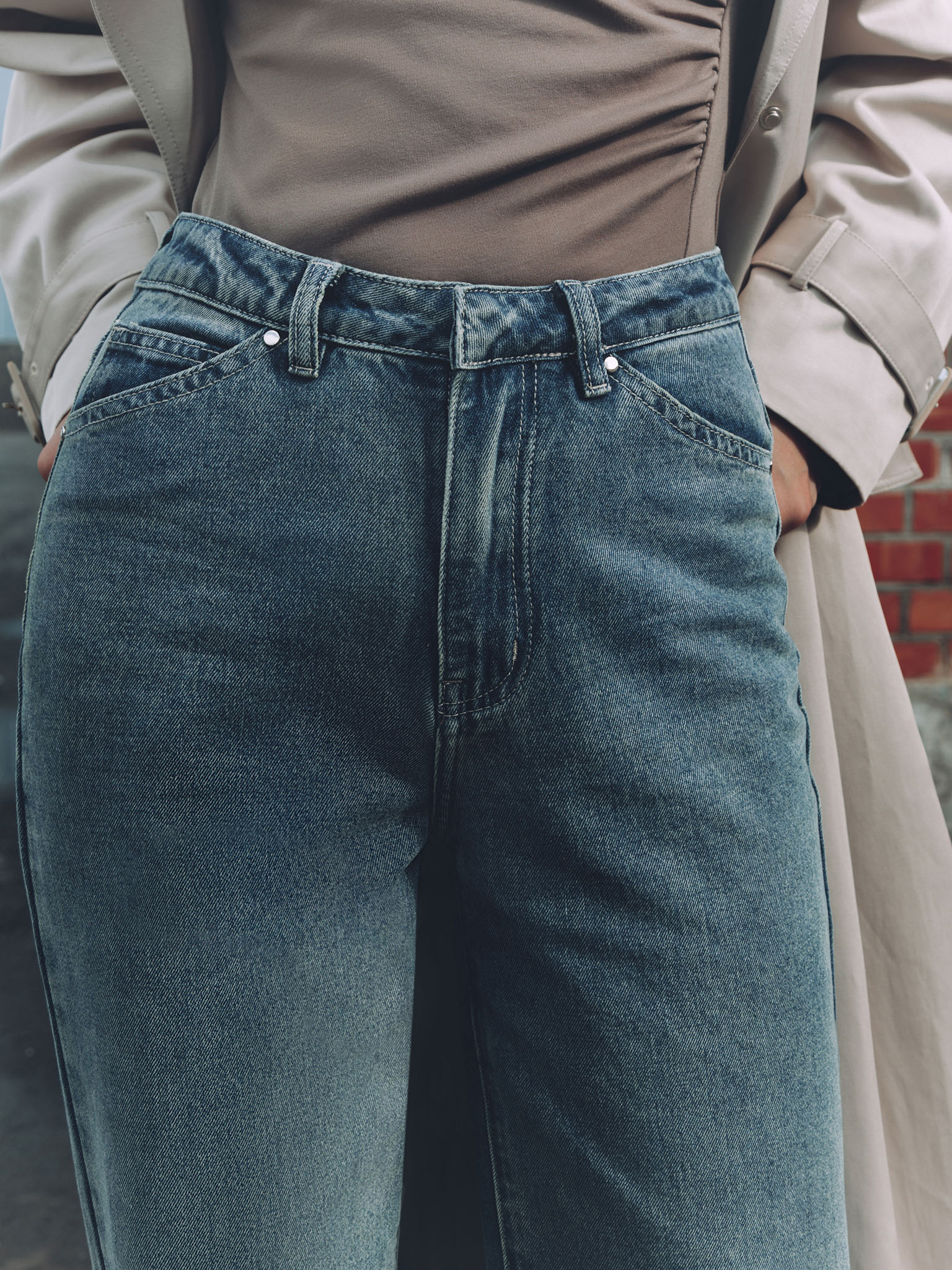 Luźne jeansy ze średnim stanem