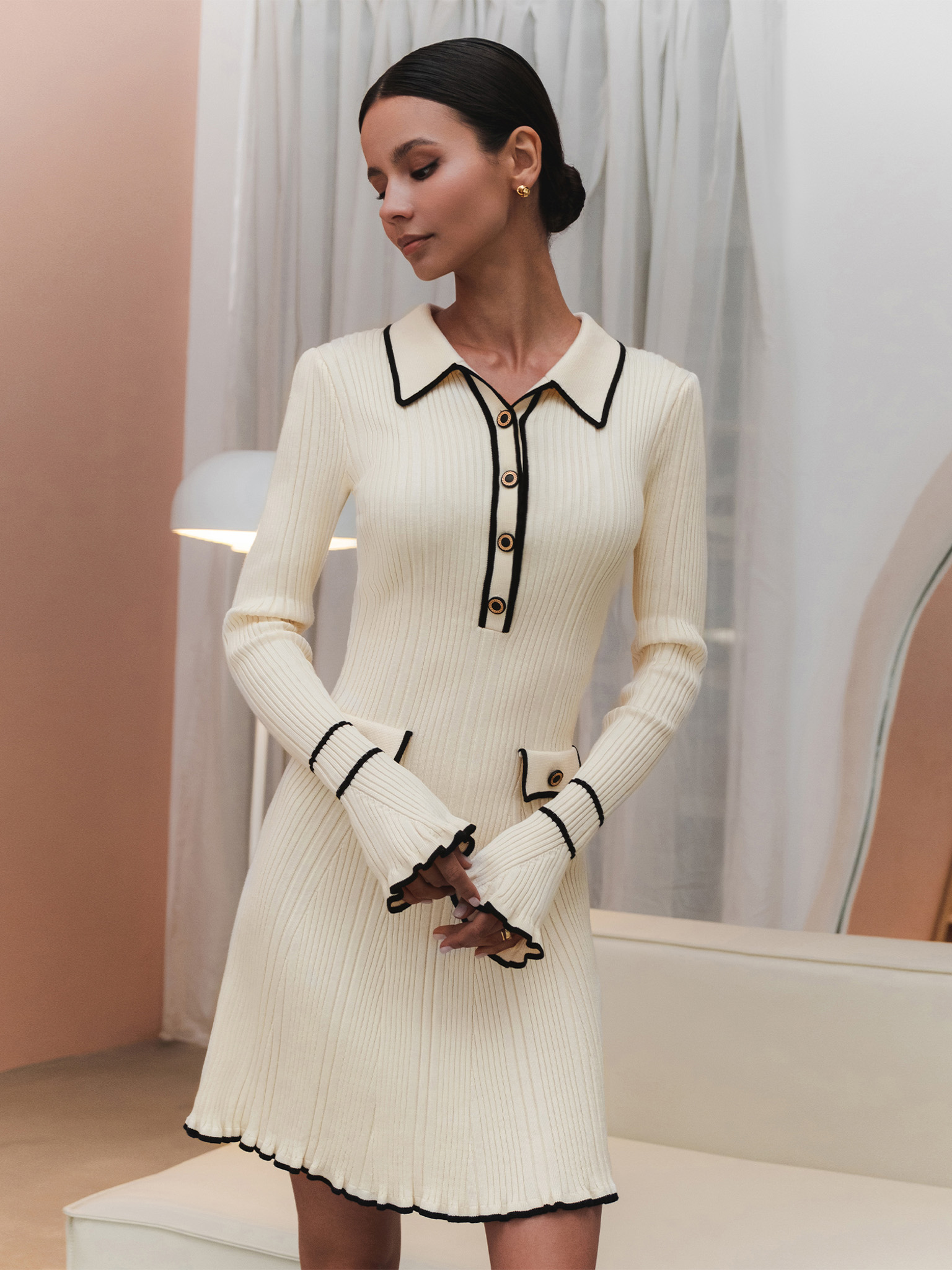 Платье длины мини из трикотажа в рубчик