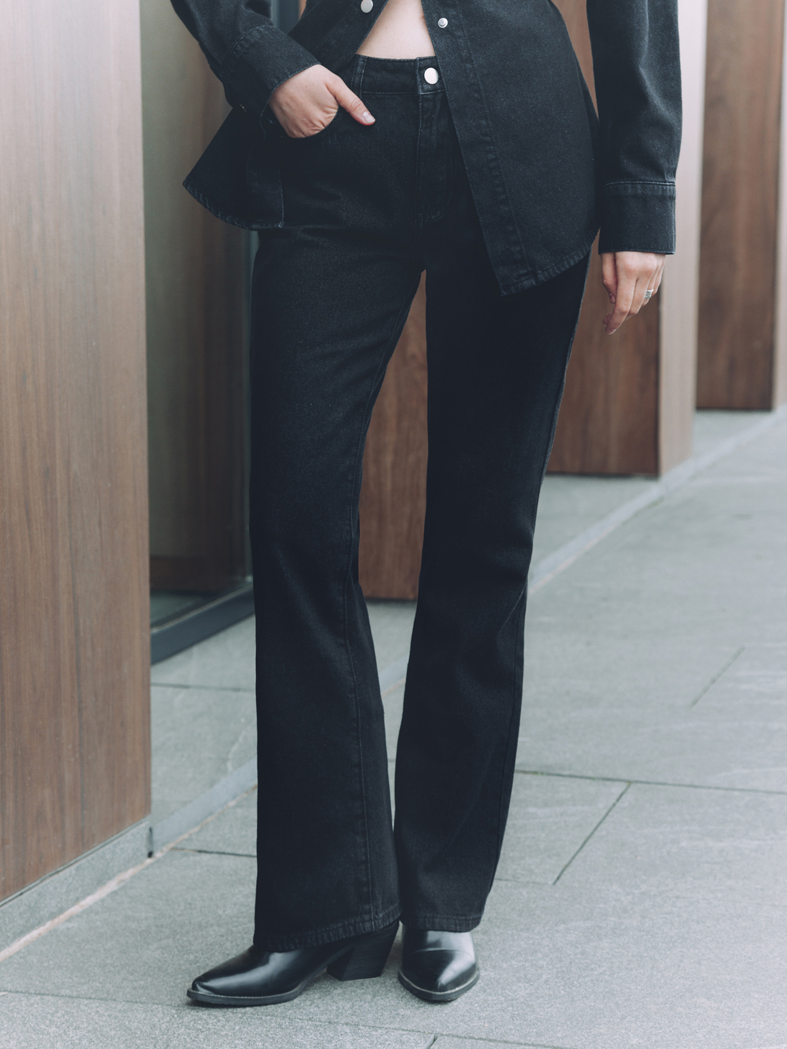 Расклешенные от колена джинсы