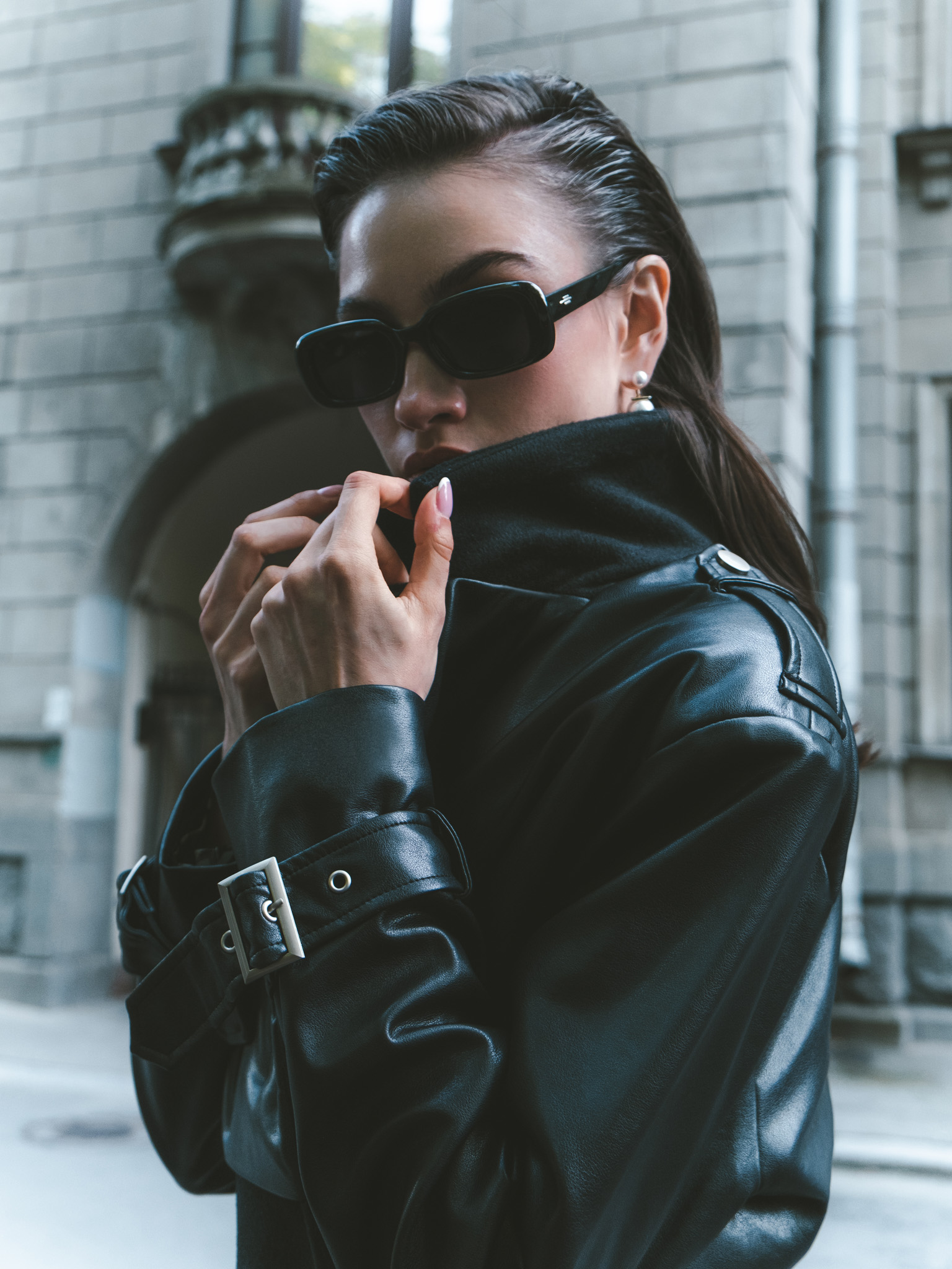 Двубортное пальто макси со вставками из экокожи