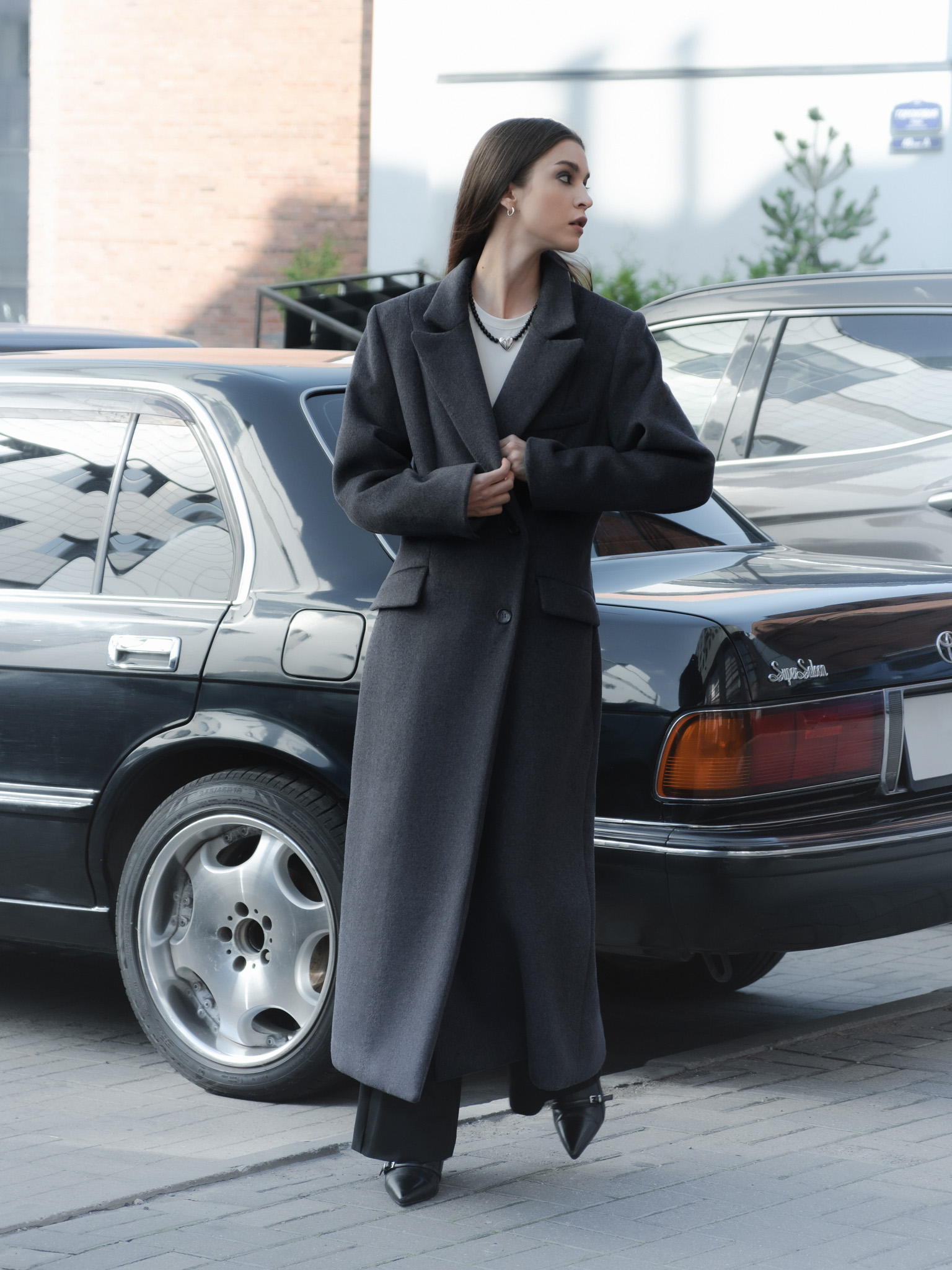 Приталенное пальто макси из однотонной ткани