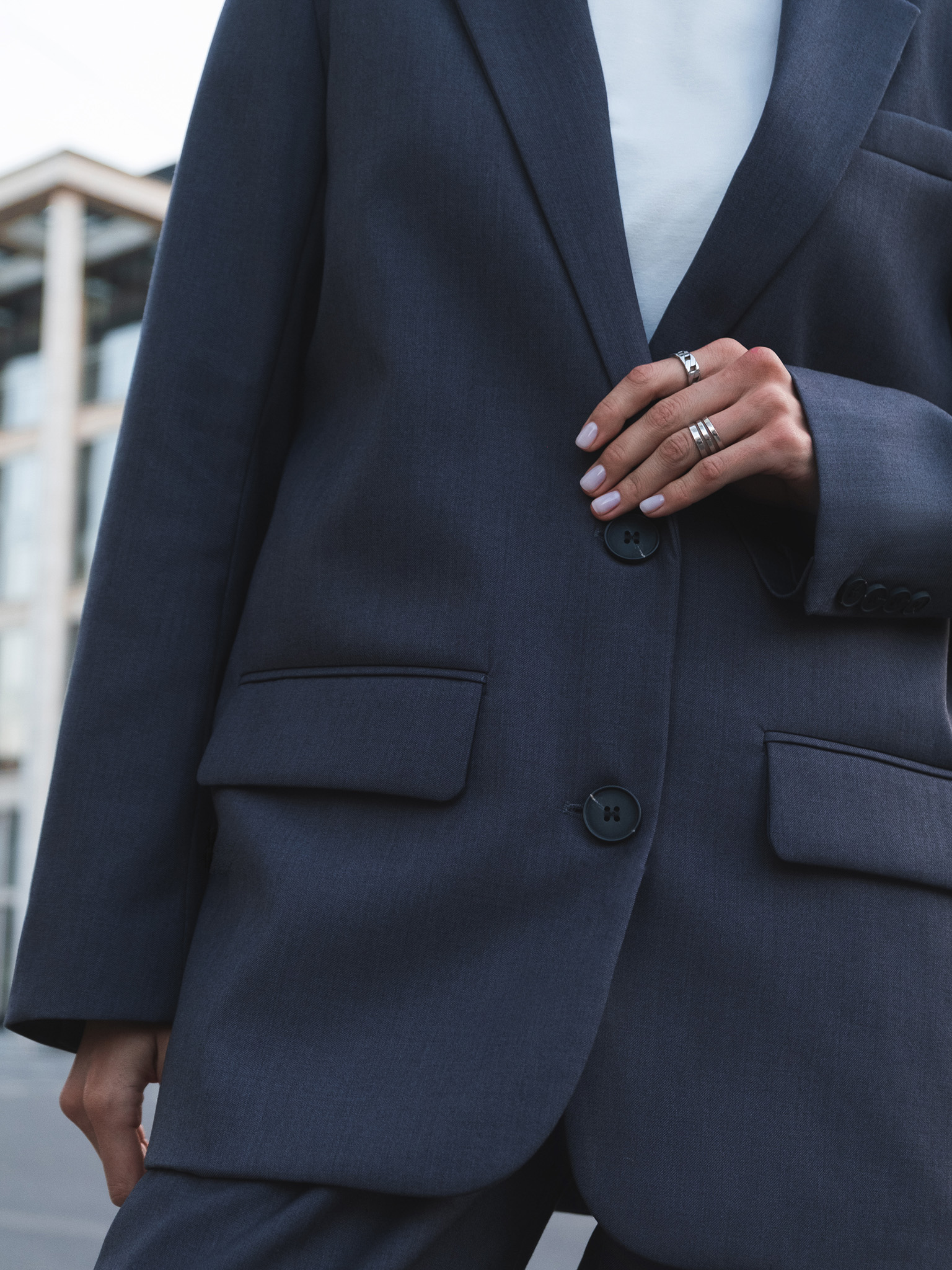 Einreihige Jacke mit kontrastierenden Knöpfen