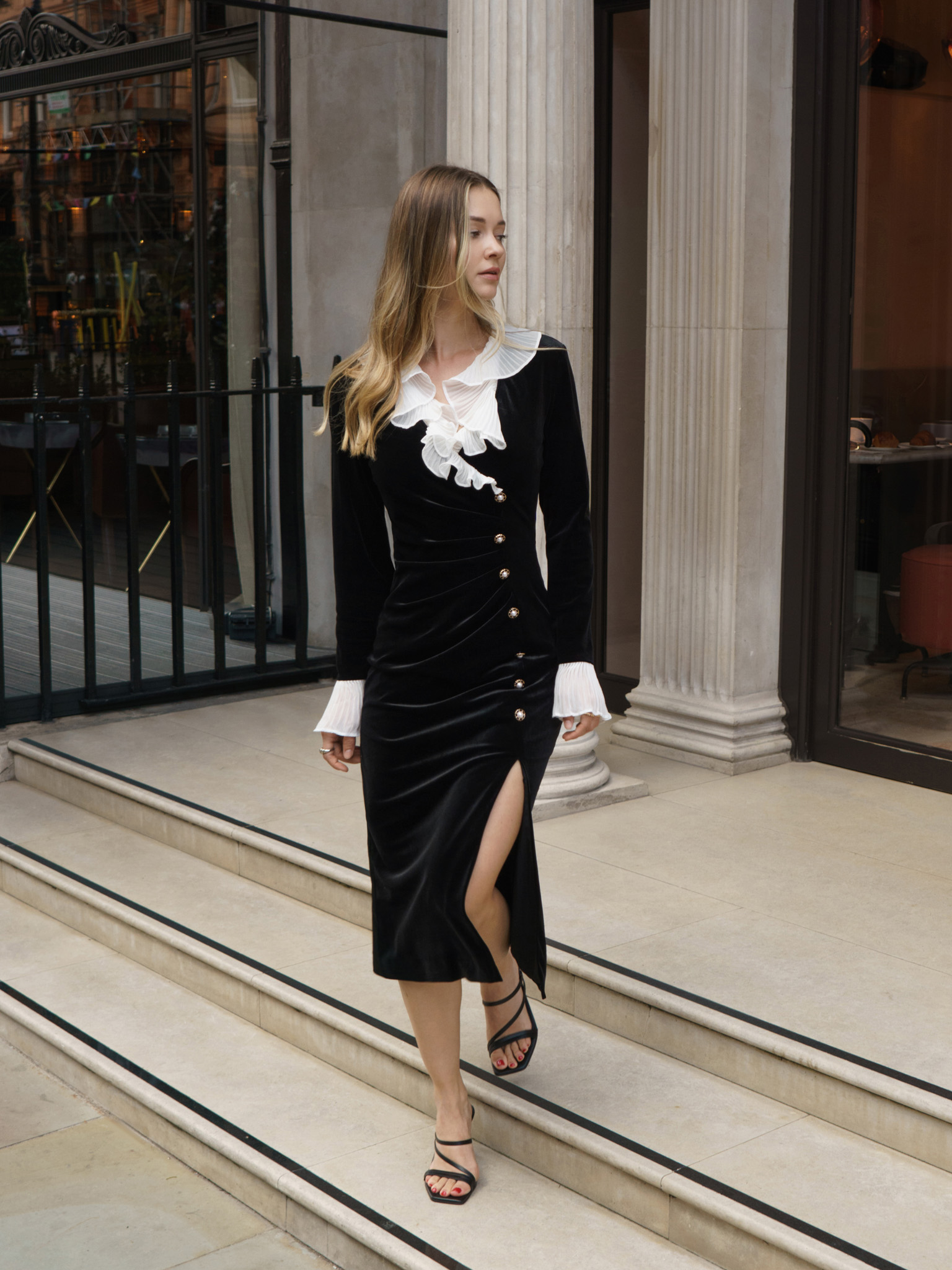 Aksamitna sukienka midi z kontrastowymi detalami