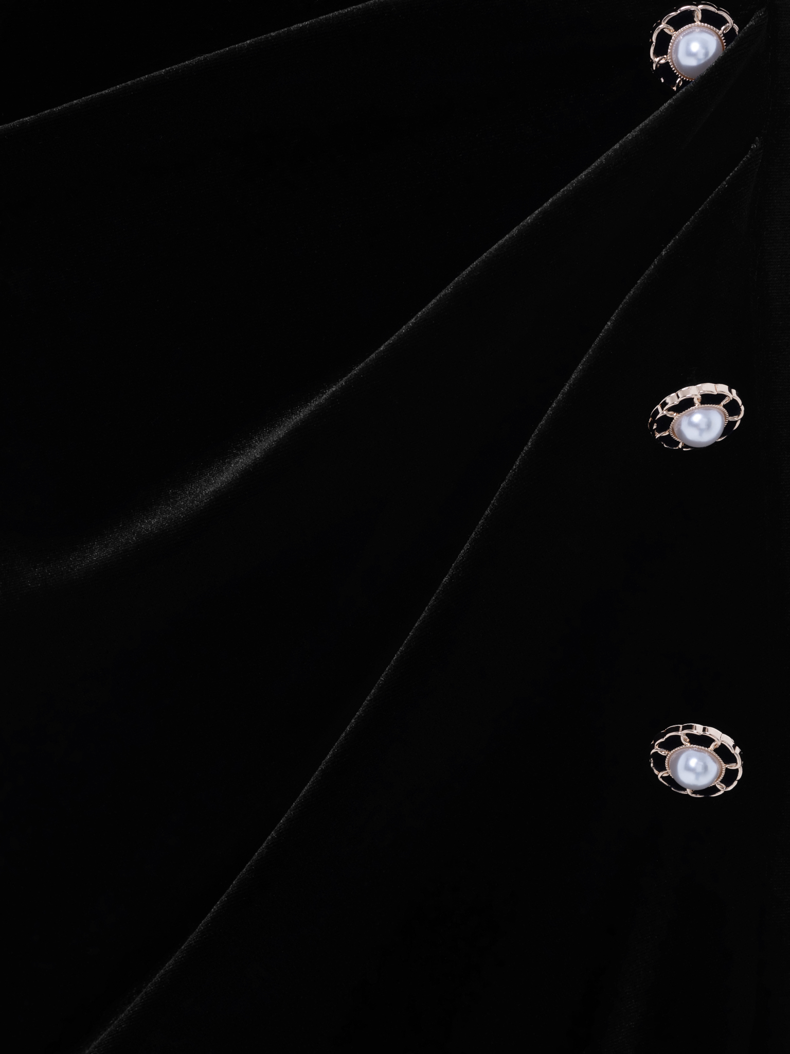 Aksamitna sukienka midi z kontrastowymi detalami