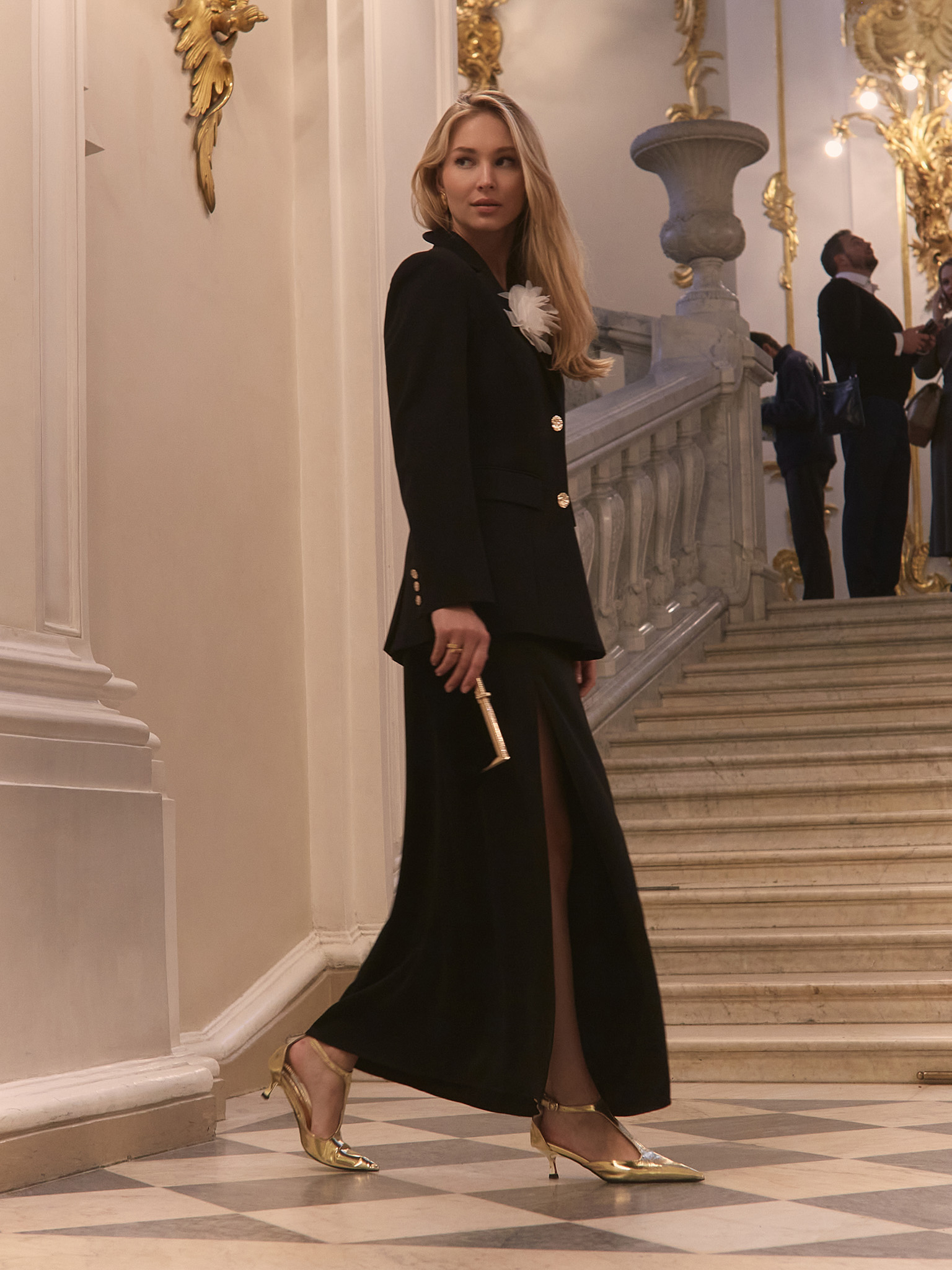 Fitted jacket with a brooch and contrasting buttons