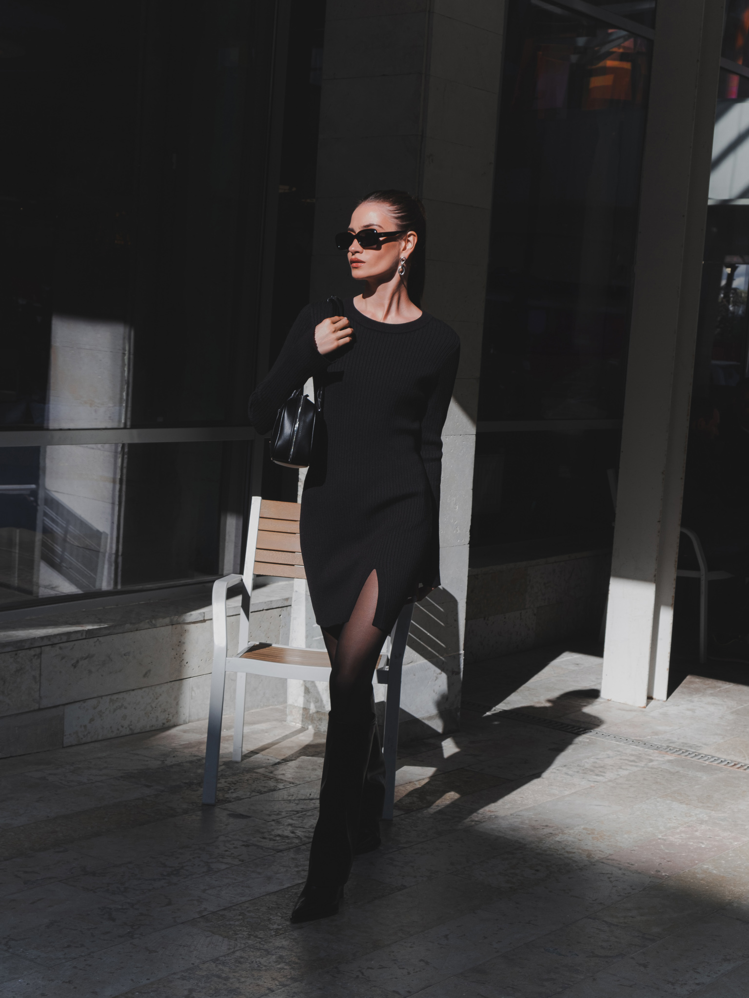 Geripptes Minikleid mit Schlitzen an Ärmeln und Rockteil