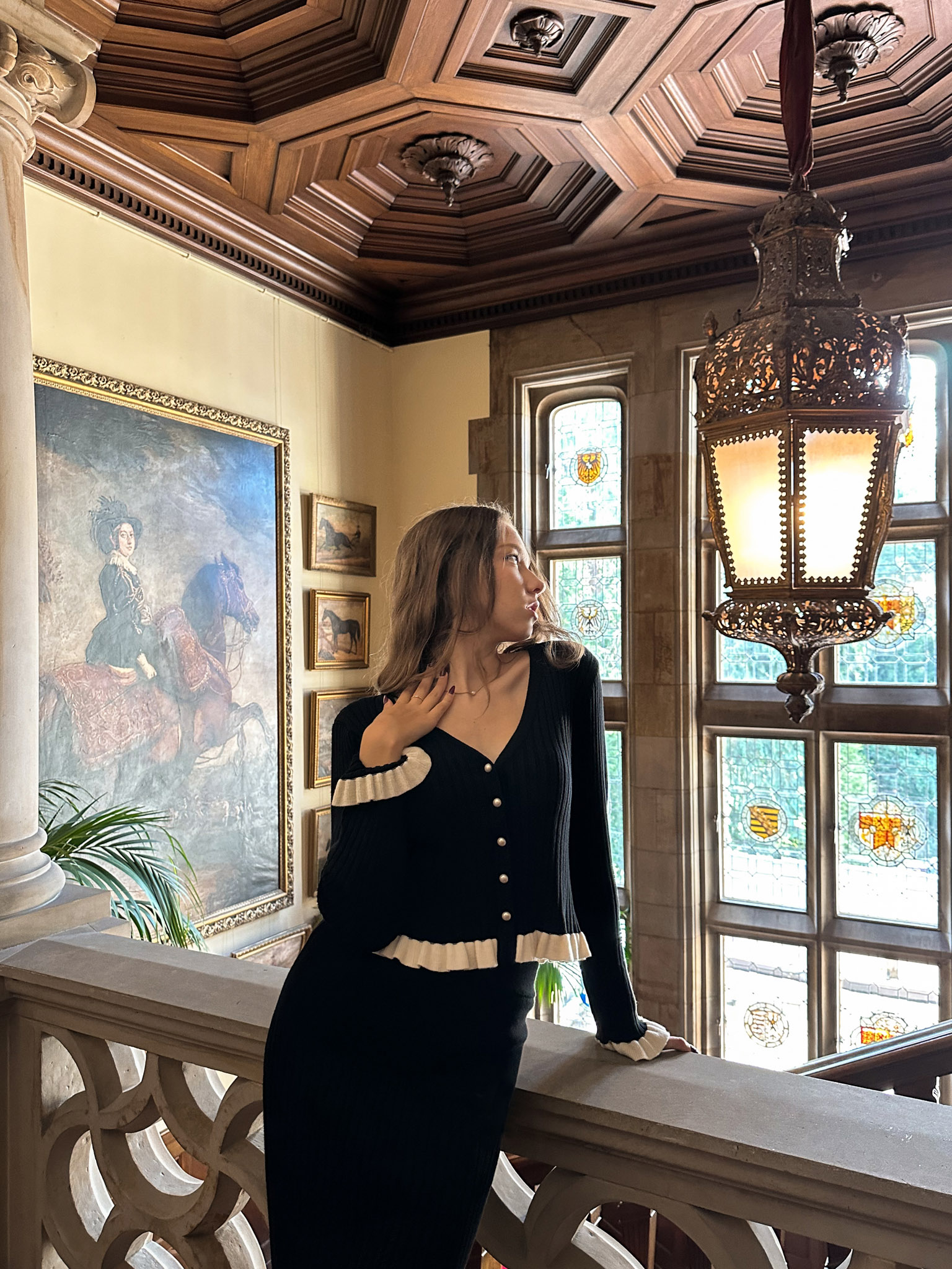 Strickjacke aus Rippstrick mit kontrastierenden Rüschen