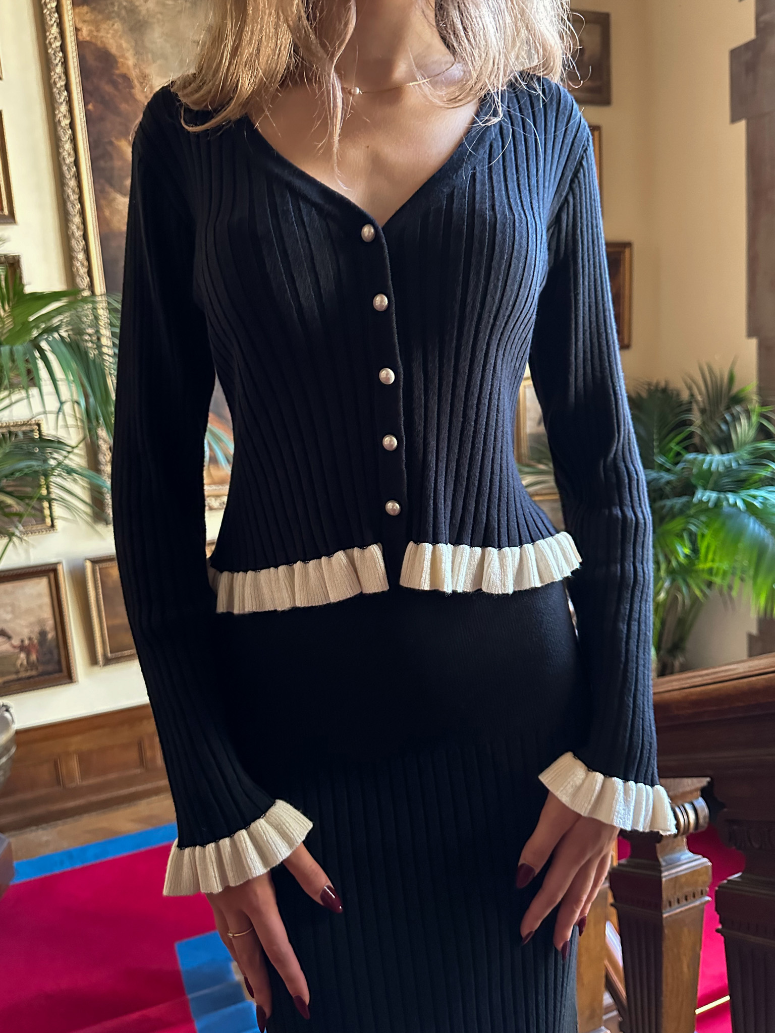 Strickjacke aus Rippstrick mit kontrastierenden Rüschen