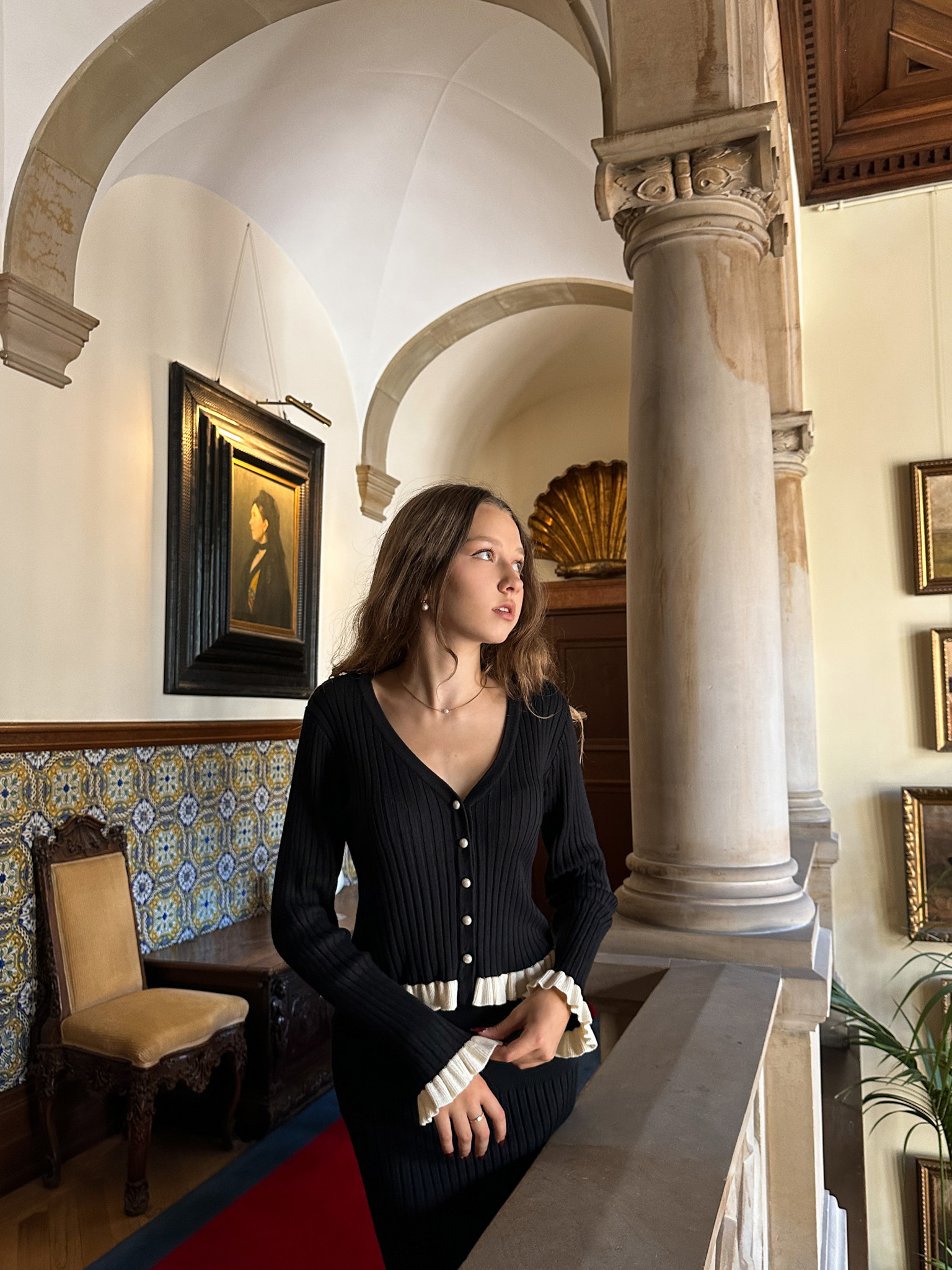 Strickjacke aus Rippstrick mit kontrastierenden Rüschen