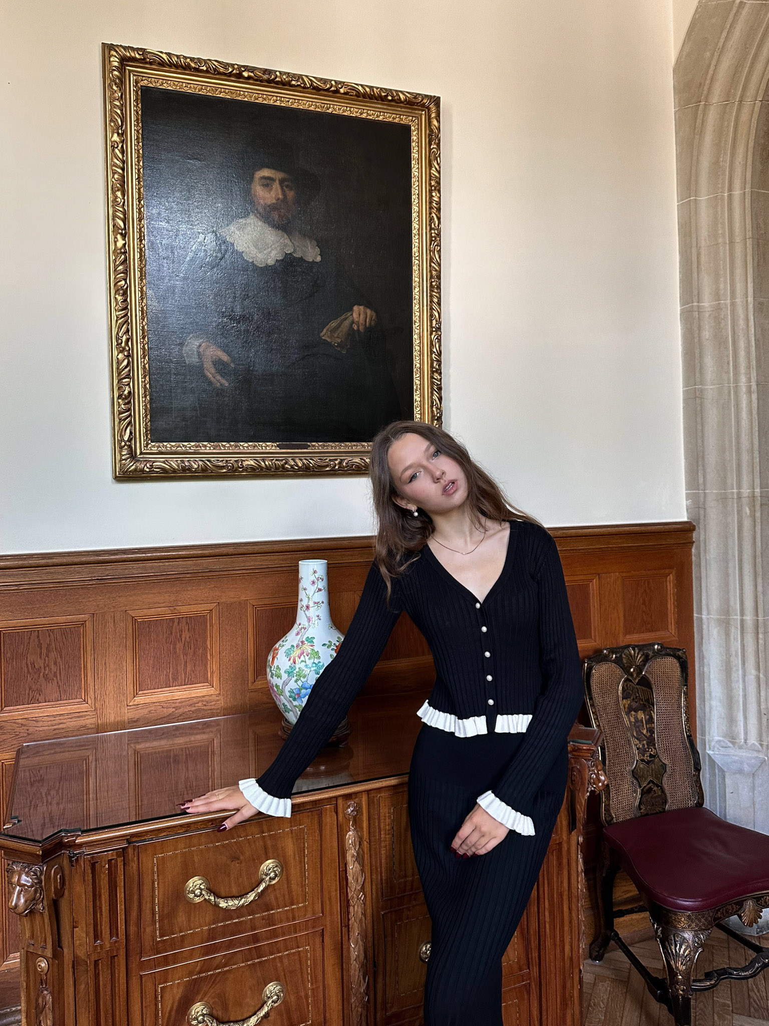 Strickjacke aus Rippstrick mit kontrastierenden Rüschen