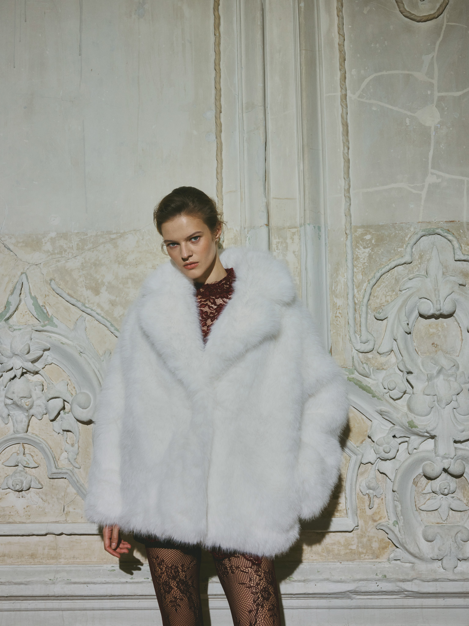 Kurzer Eco-Mantel mit voluminösem Kragen