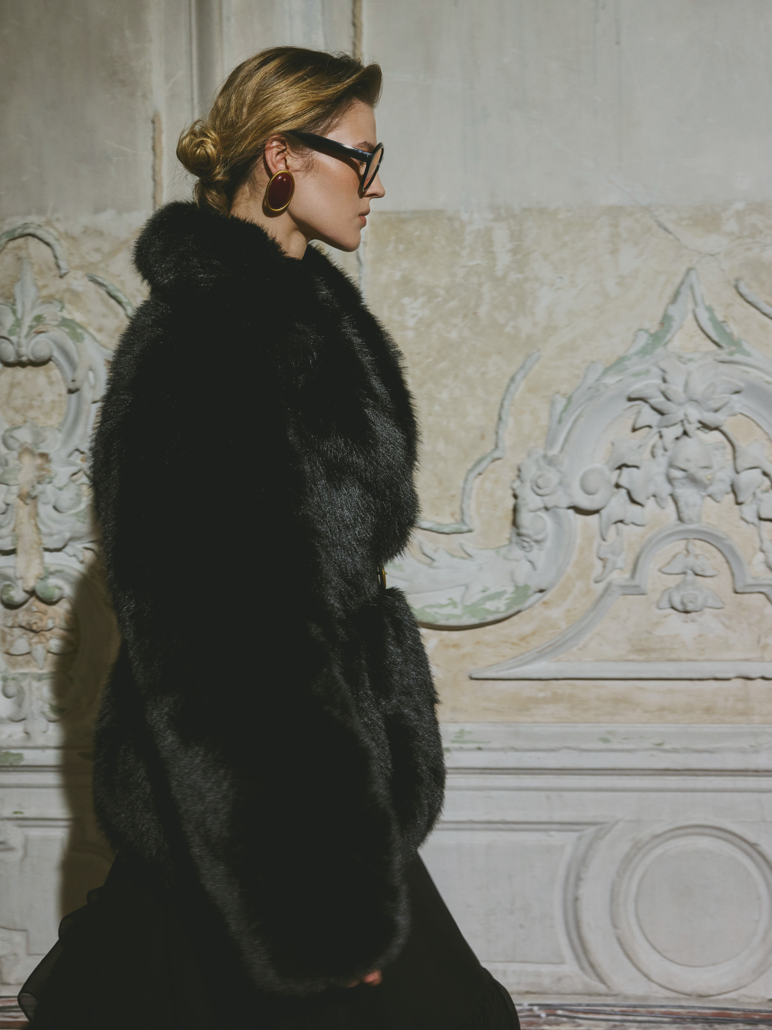 Короткая экошуба с объемным воротником