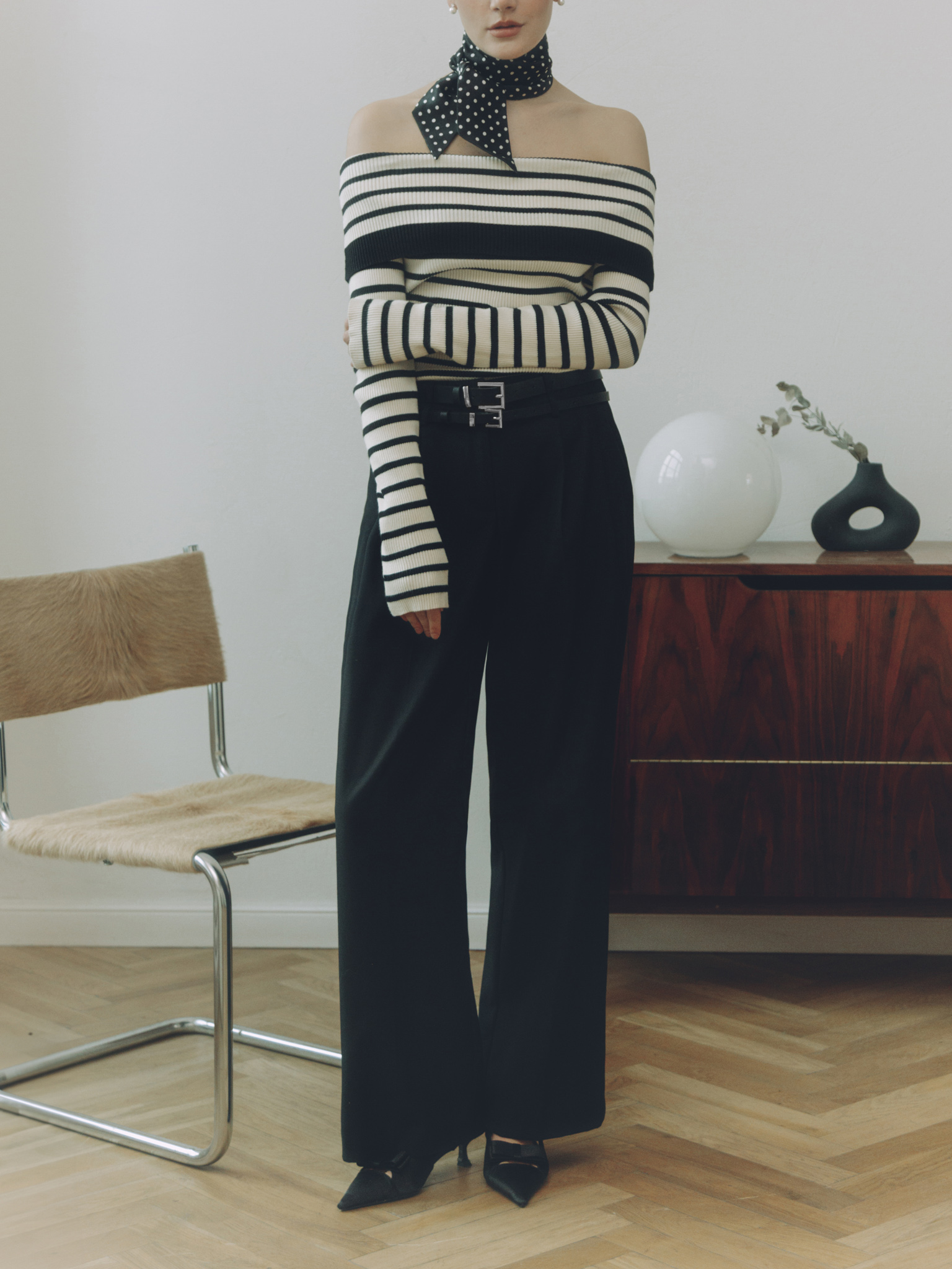 Loose trousers with two belts