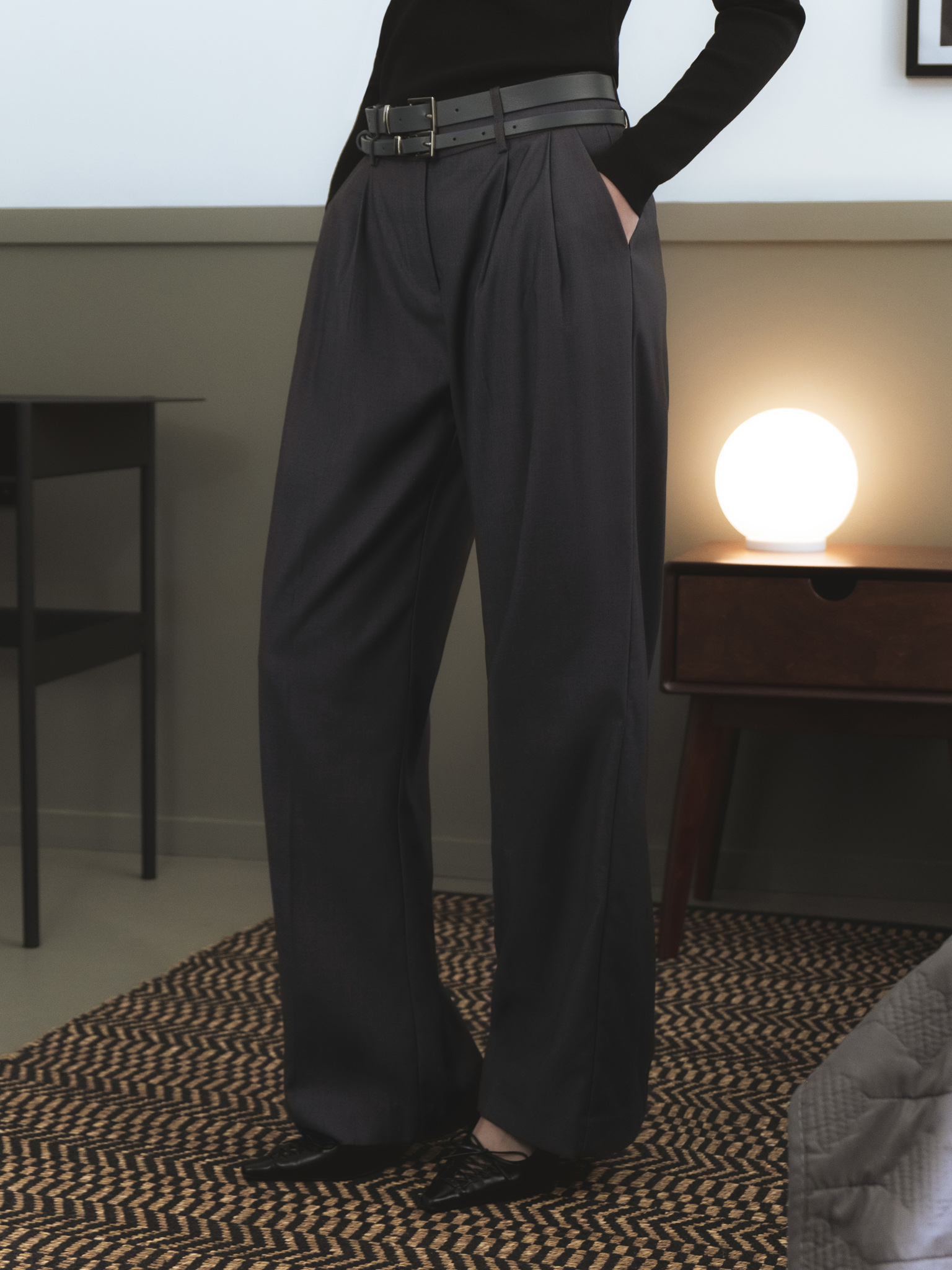 Loose trousers with two belts