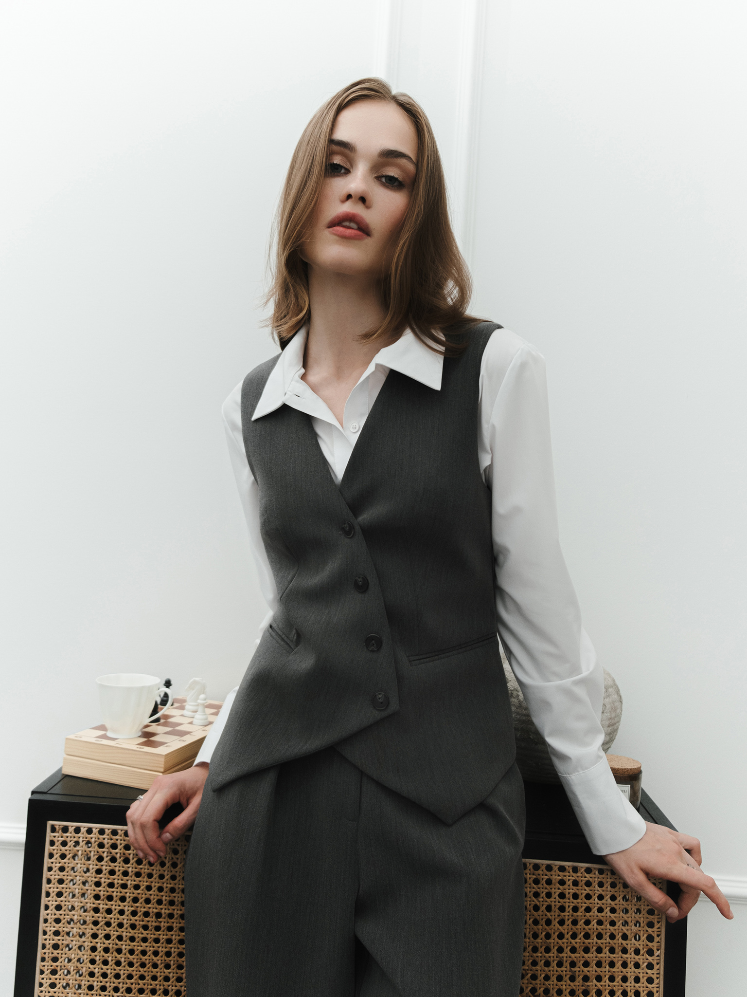 Weste mit asymmetrischen Knöpfen aus Anzugstoff