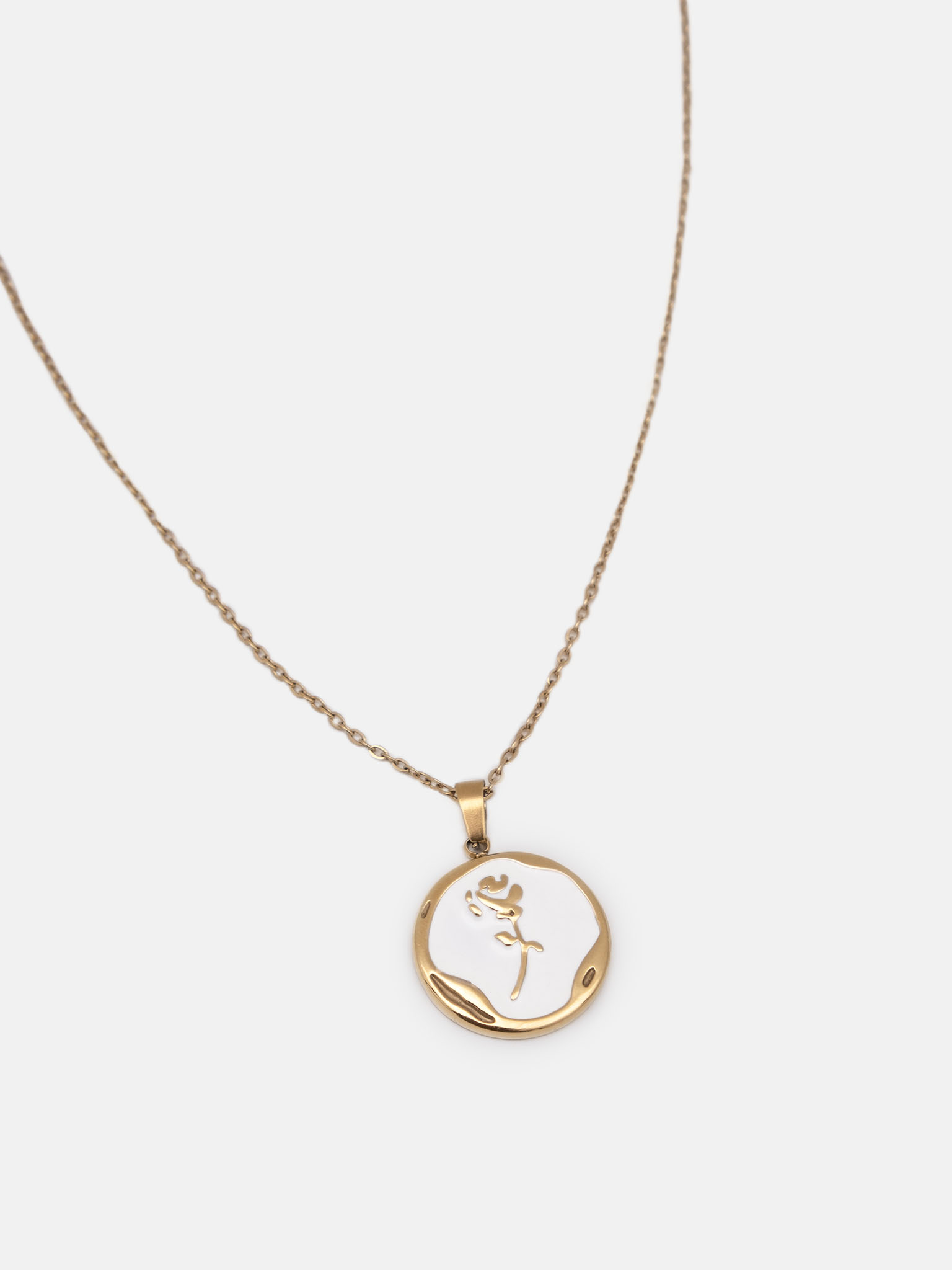 Золотистая цепь с кулоном