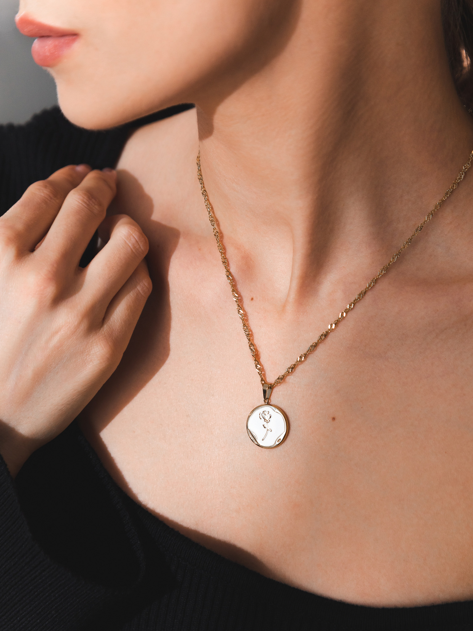 Золотистая цепь с кулоном