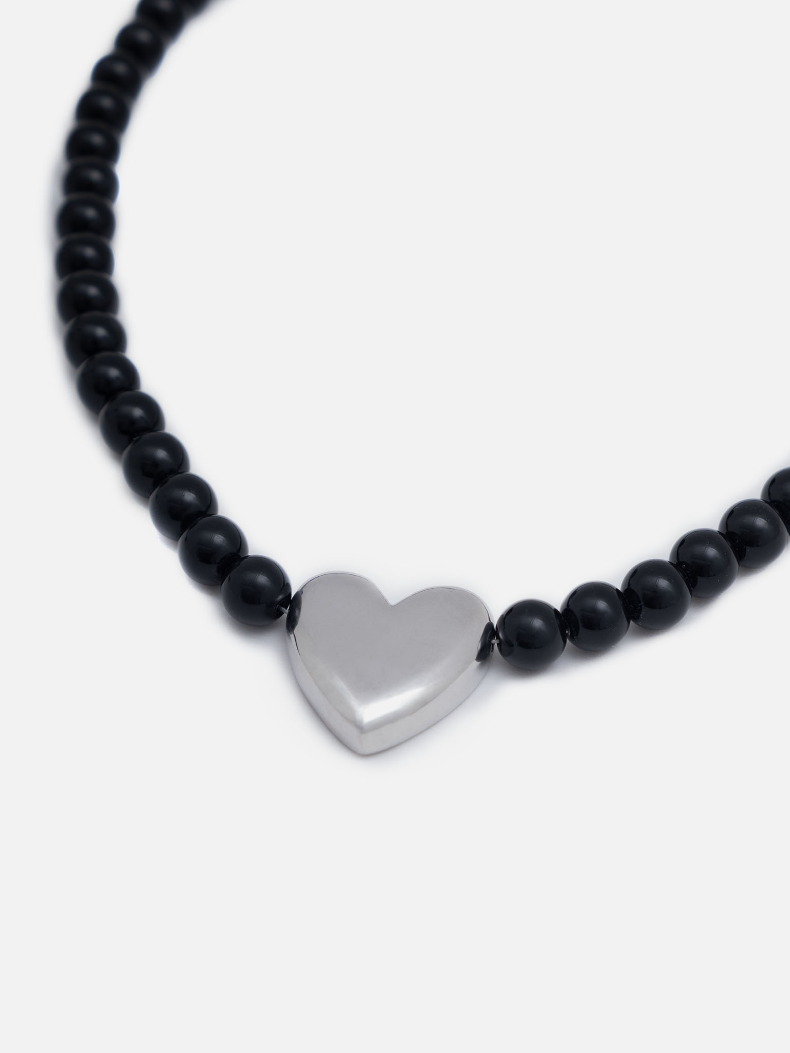 Колье из бусин с серебристым сердцем