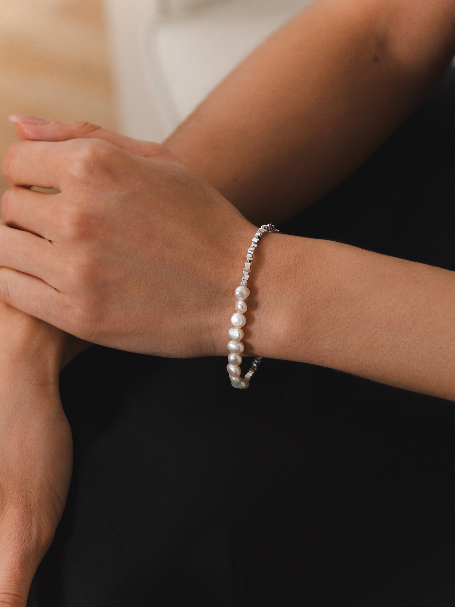 Браслет из металла и жемчуга