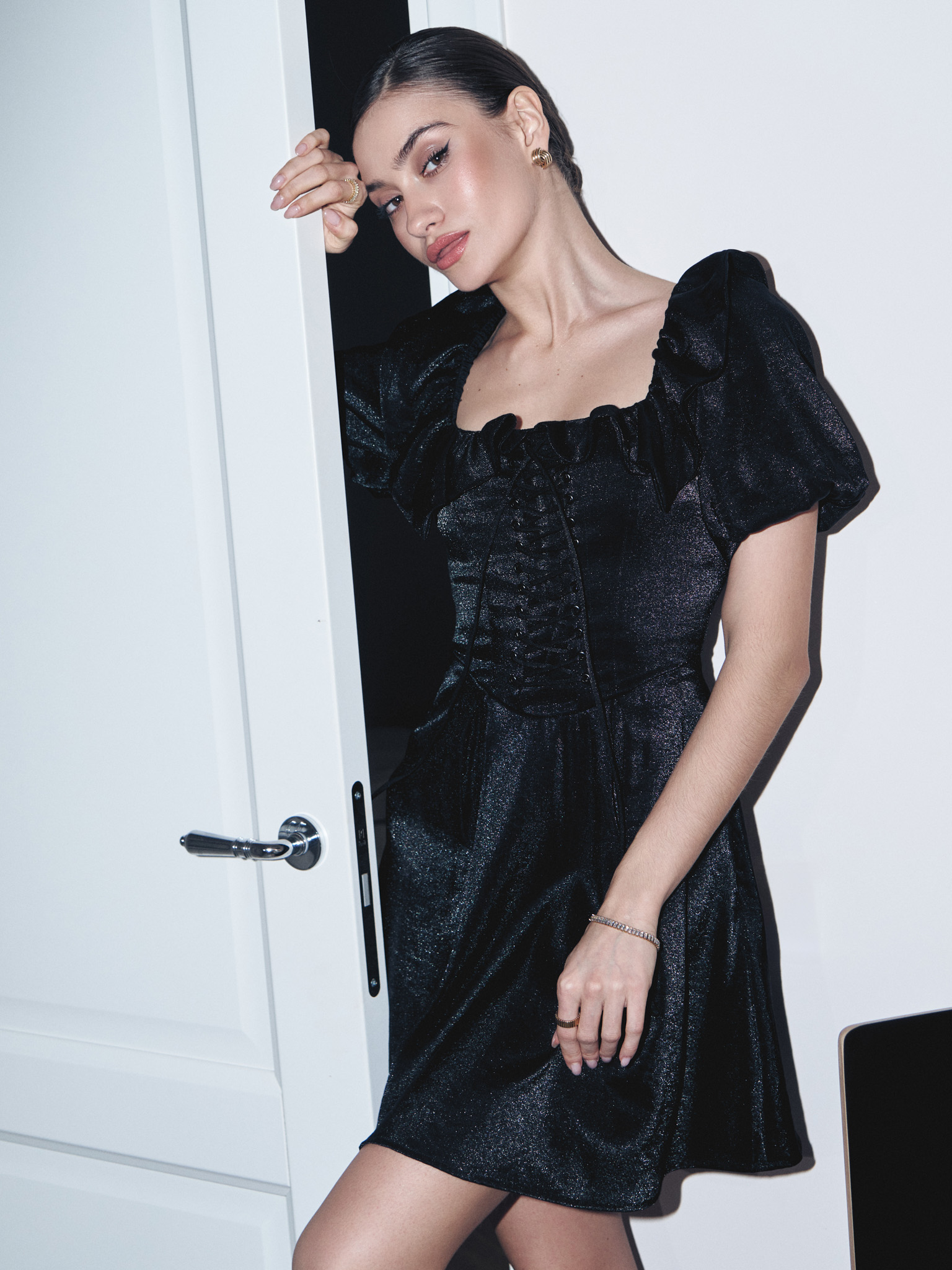 Платье мини с оборкой на лифе