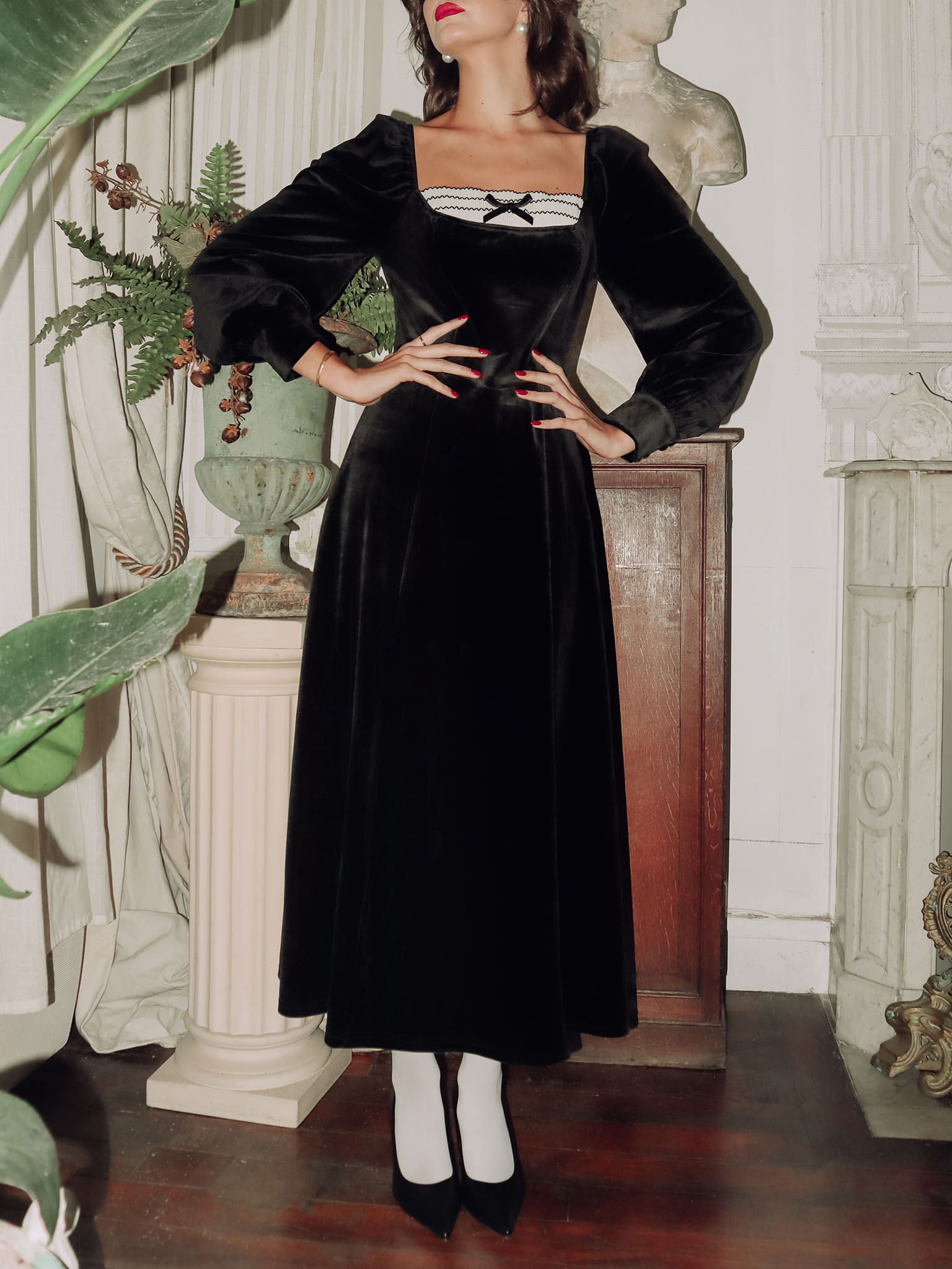 Бархатное платье миди с контрастной вставкой на лифе