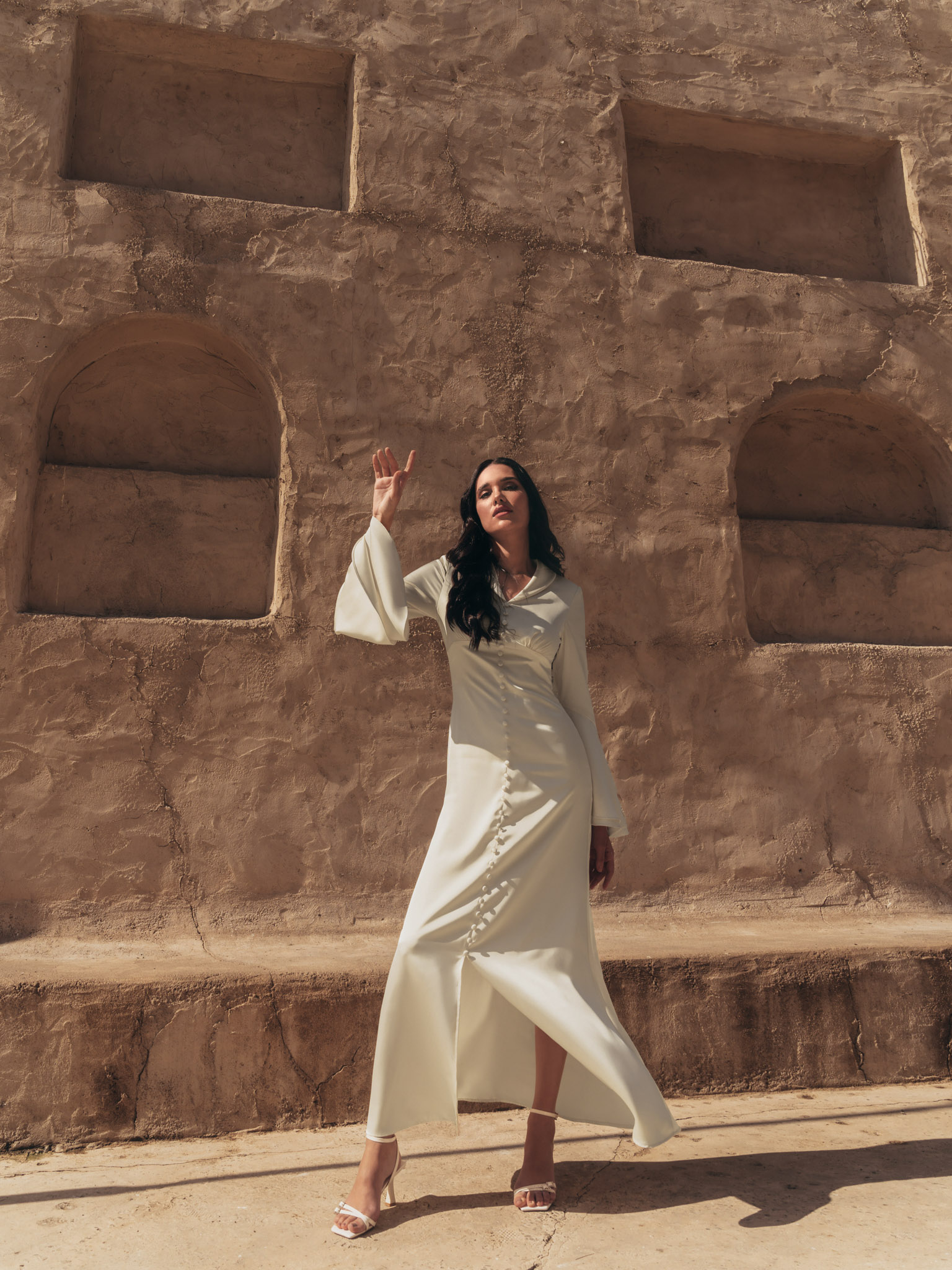 Приталенное платье макси с объемными рукавами