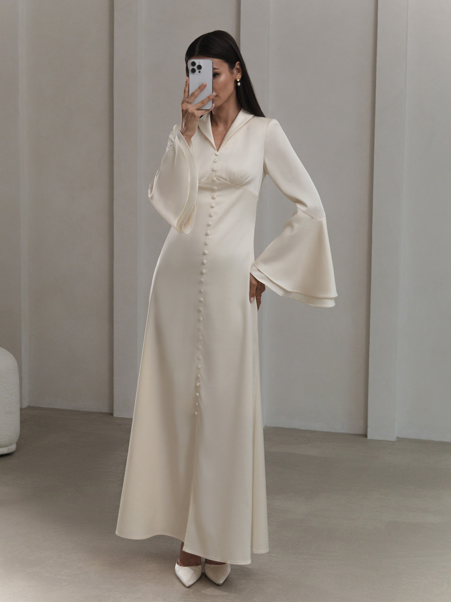 Приталенное платье макси с объемными рукавами