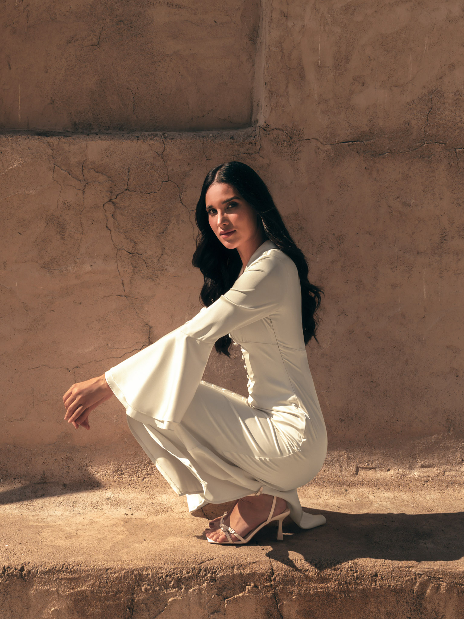 Приталенное платье макси с объемными рукавами