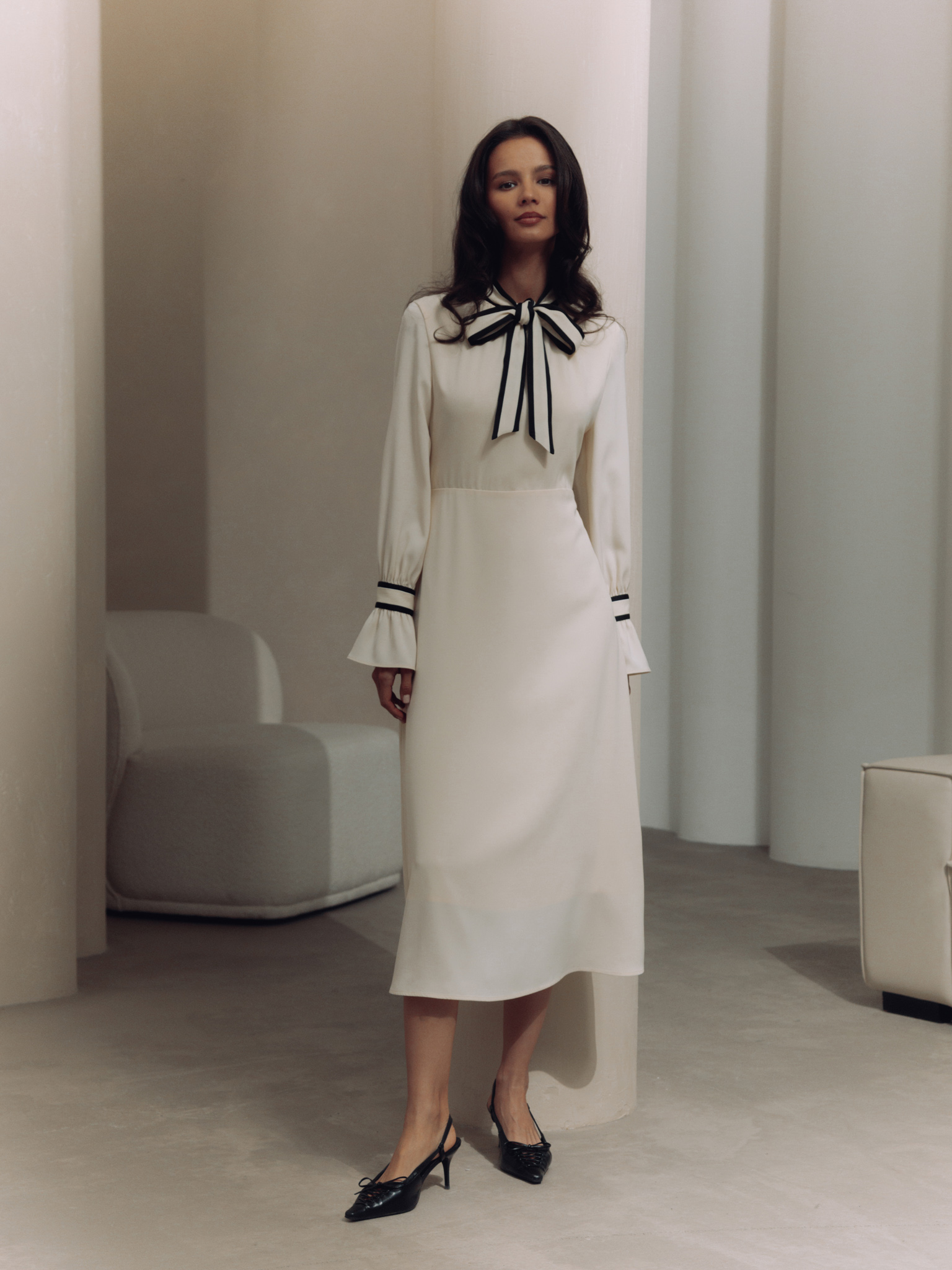 Midi dress with bow at collar and contrasting details