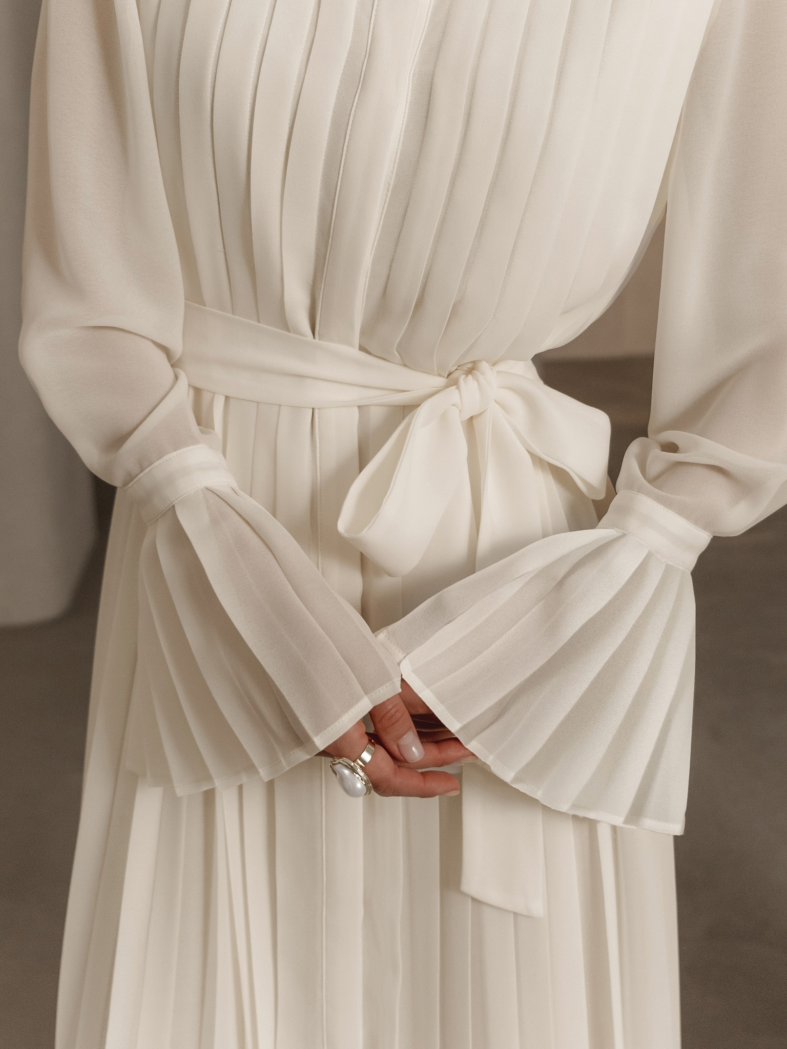 Midi dress with large pleats