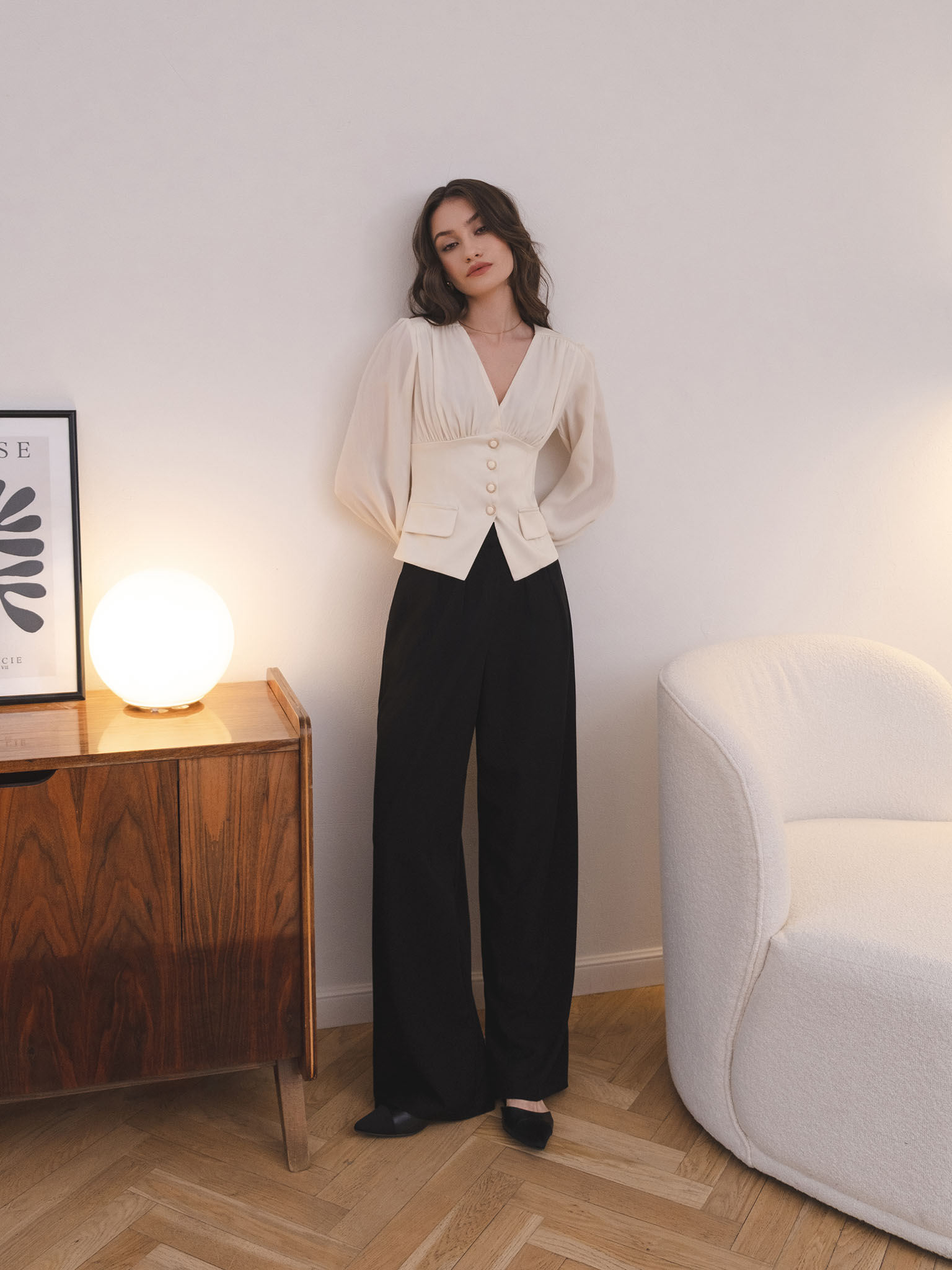 Blouse with a waistband and large button fastening