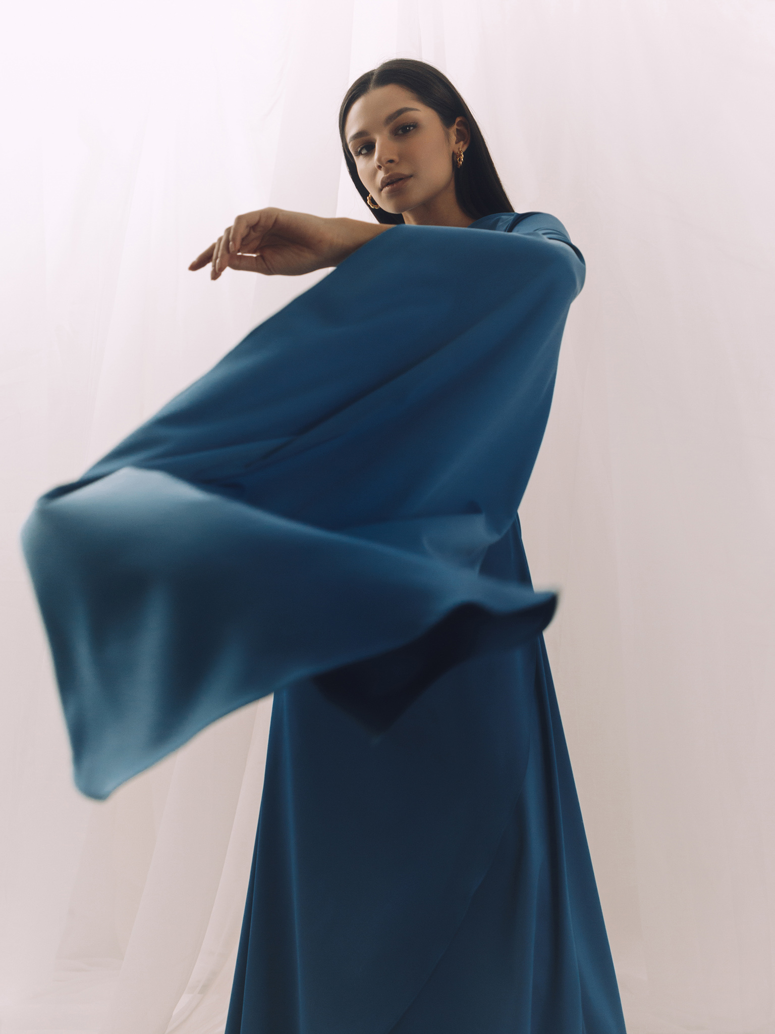 Maxi dress with diagonal gathering at the waist and long sleeves