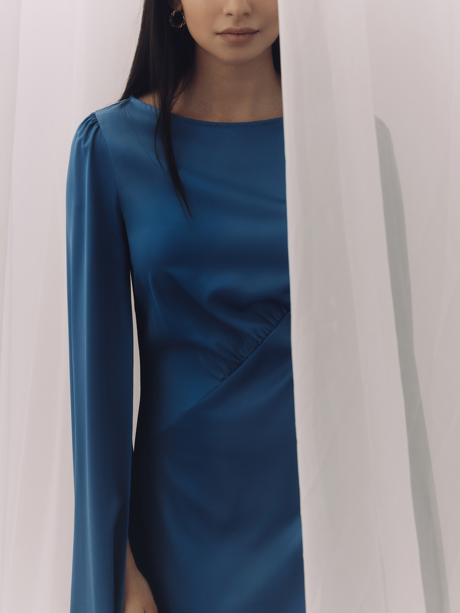 Maxi dress with diagonal gathering at the waist and long sleeves